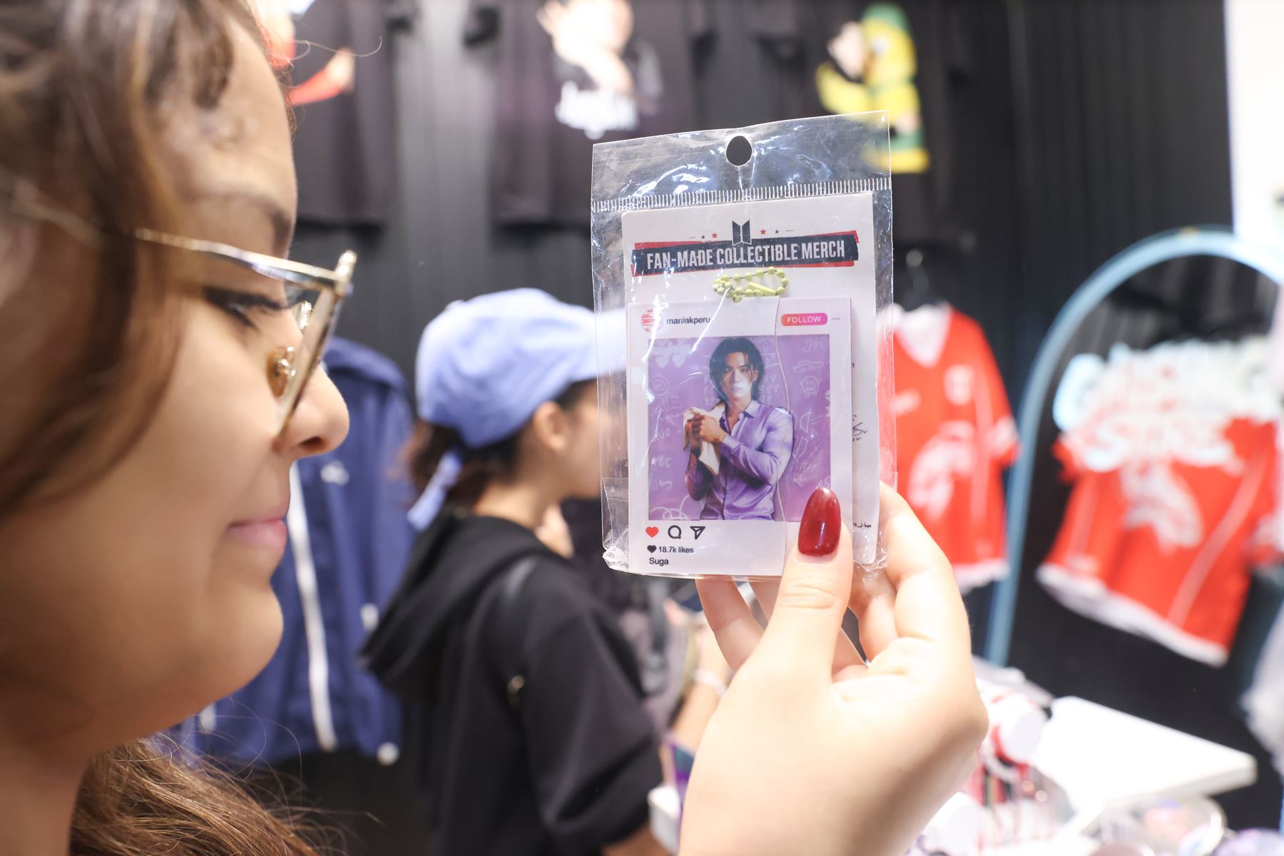 En Gamarra las fans de la popular banda surcoreana BTS pueden encontrar outfits completos para asistir a los conciertos que se realizarán en Lima los días 7,9 y 10 de octubre en el Estadio de San Marcos. Foto: ANDINA/Melina Mejía