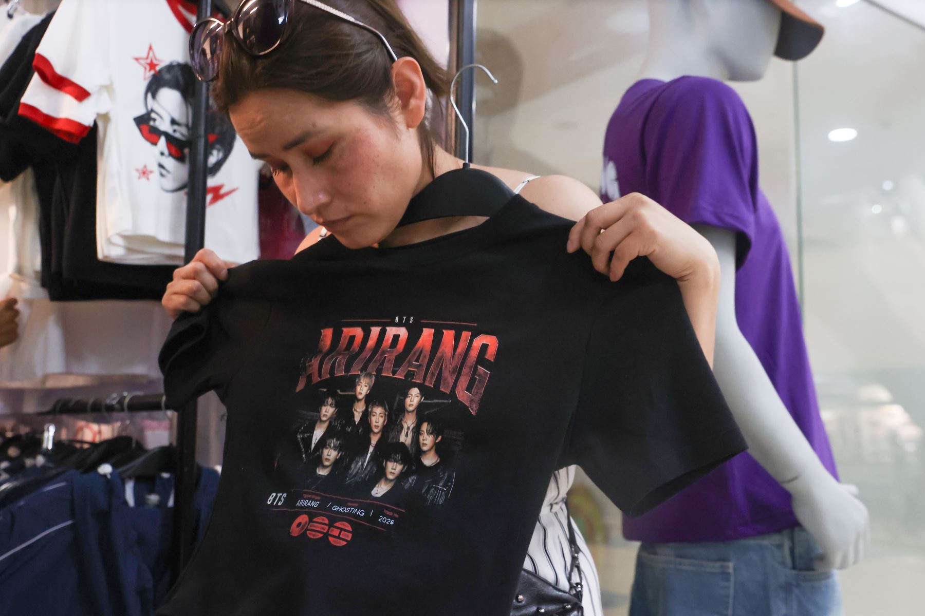 En Gamarra las fans de la popular banda surcoreana BTS pueden encontrar outfits completos para asistir a los conciertos que se realizarán en Lima los días 7,9 y 10 de octubre en el Estadio de San Marcos. Foto: ANDINA/Melina Mejía