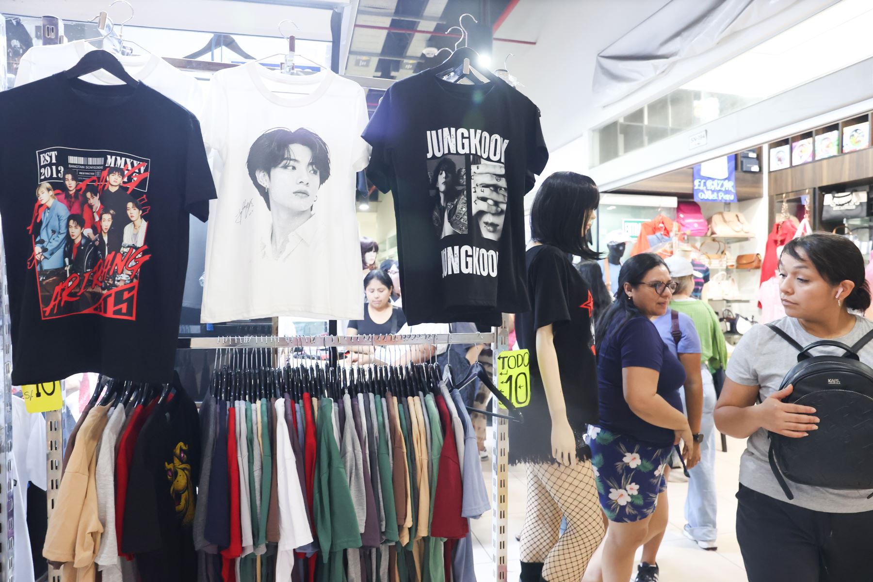 En Gamarra las fans de la popular banda surcoreana BTS pueden encontrar outfits completos para asistir a los conciertos que se realizarán en Lima los días 7,9 y 10 de octubre en el Estadio de San Marcos. Foto: ANDINA/Melina Mejía