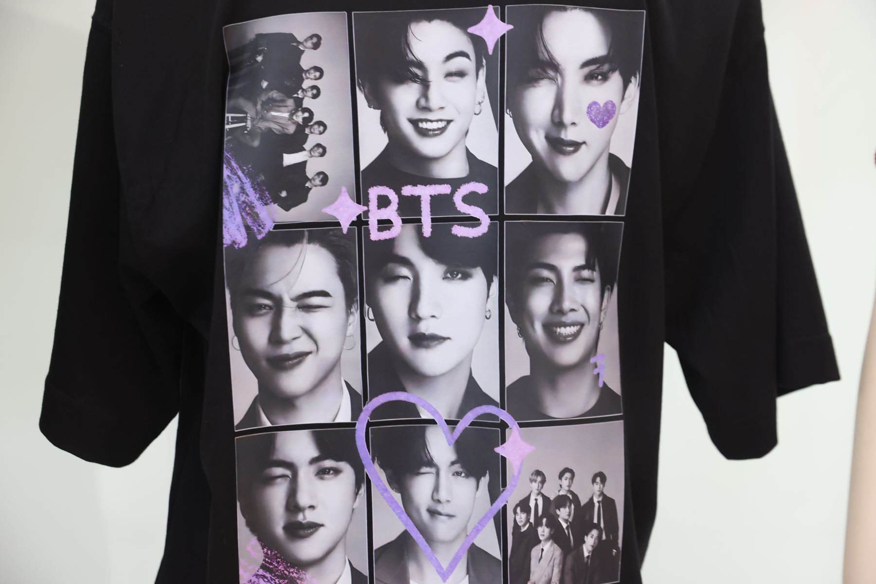 En Gamarra las fans de la popular banda surcoreana BTS pueden encontrar outfits completos para asistir a los conciertos que se realizarán en Lima los días 7,9 y 10 de octubre en el Estadio de San Marcos. Foto: ANDINA/Melina Mejía