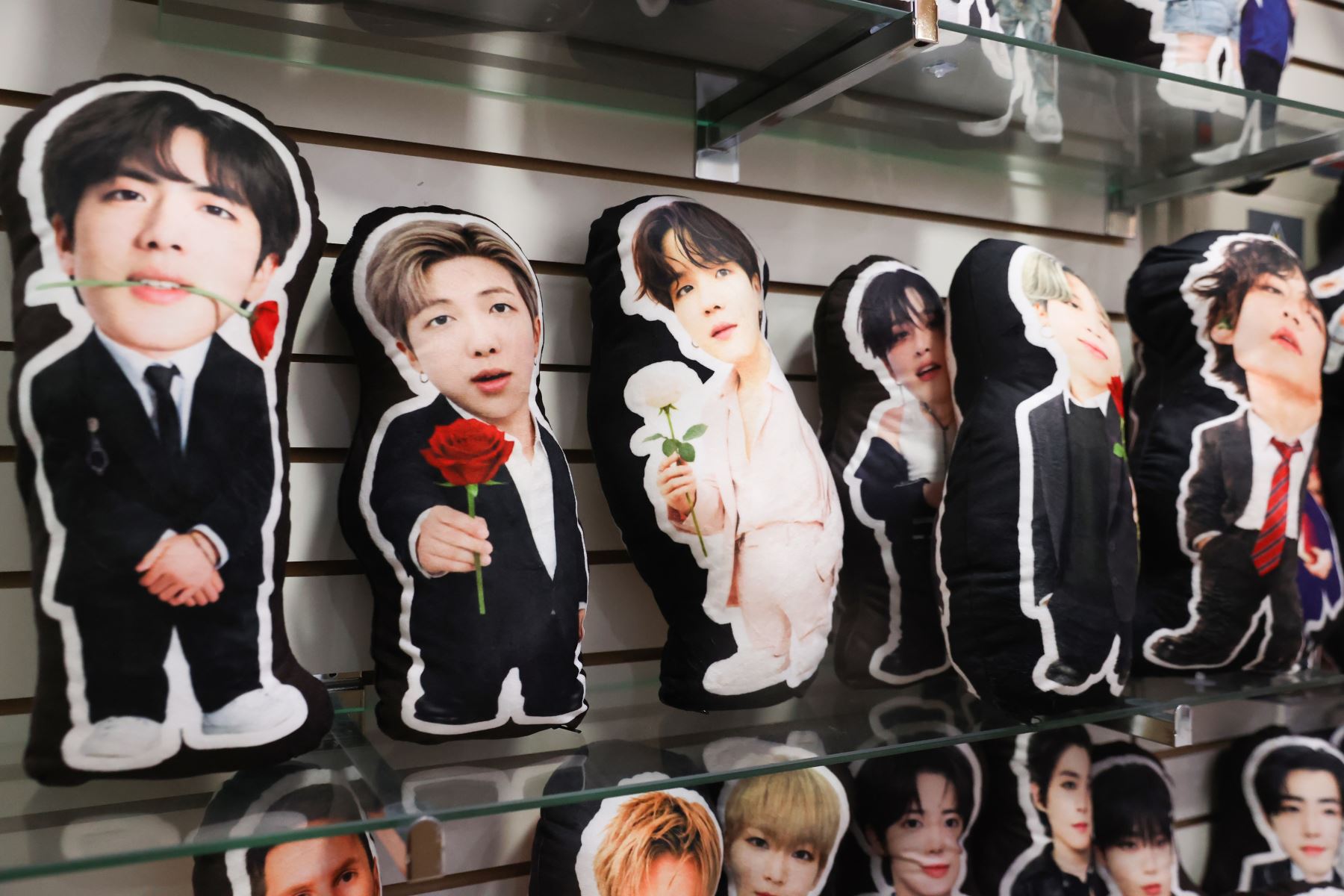 En Gamarra las fans de la popular banda surcoreana BTS pueden encontrar outfits completos para asistir a los conciertos que se realizarán en Lima los días 7,9 y 10 de octubre en el Estadio de San Marcos. Foto: ANDINA/Melina Mejía