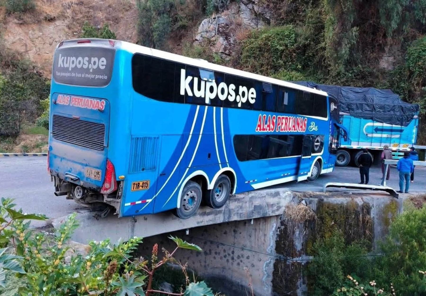 Áncash: bus queda parcialmente suspendido sobre puente y bloqueó la vía Huaraz - Pativilca