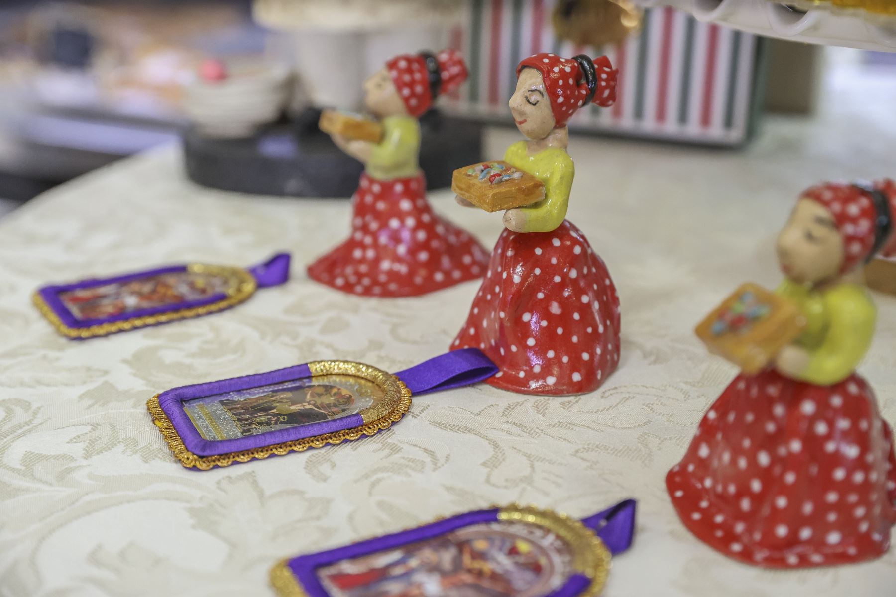 La pastelería Ítalo rinde homenaje a la historia de Josefina Marmanillo, conocida como Doña Pepa, mediante una creación especial inspirada en los orígenes del tradicional turrón limeño. Este dulce, símbolo de las celebraciones del mes morado, forma parte de una tradición gastronómica que perdura a través de generaciones.
Foto: ANDINA/Andrés Valle