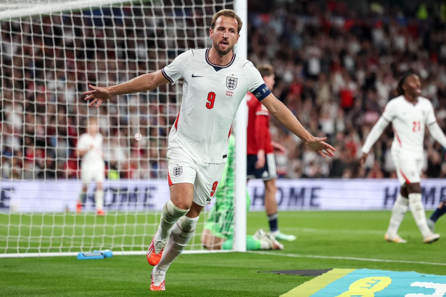 Harry Kane, de Inglaterra, celebra el gol que puso el 3-0 en el marcador durante el partido de la Liga de Naciones de la UEFA entre Inglaterra y la República Checa, en Londres, Gran Bretaña.
 Foto: EFE