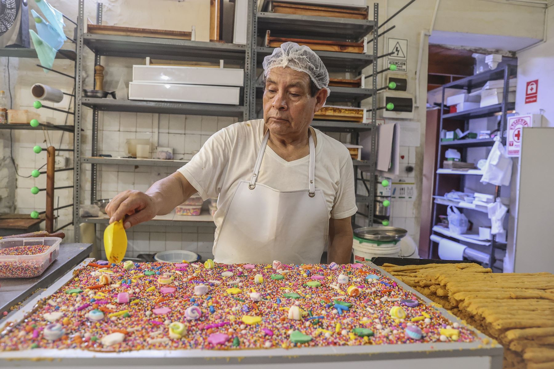 Con más de cinco décadas de historia, la pastelería Ítalo, ubicada en Magdalena del Mar, mantiene viva la tradición de elaborar turrones de Doña Pepa. Durante octubre, sus trabajadores se dedican a la preparación de este emblemático dulce, cuyos sabores y recetas continúan conquistando el paladar de los limeños. Foto: ANDINA/Andrés Valle