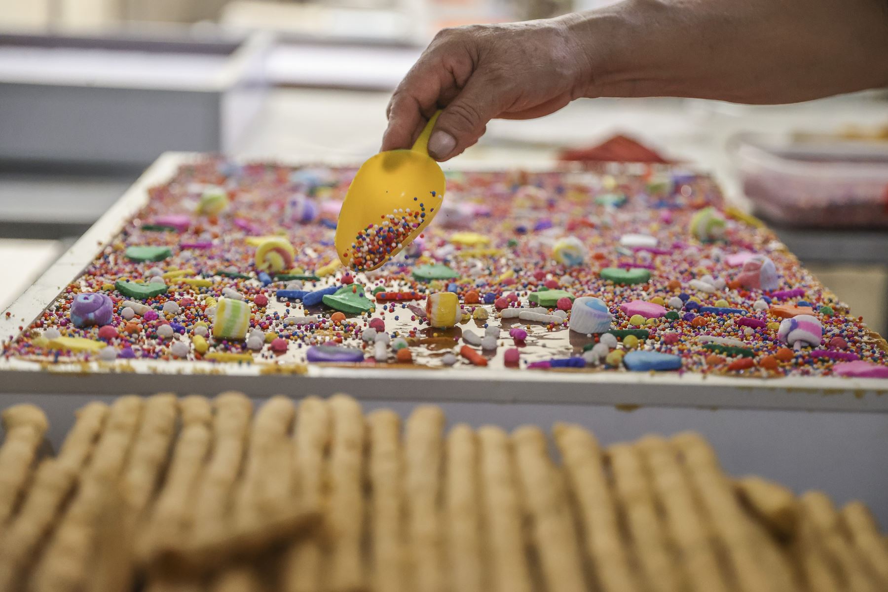Con más de cinco décadas de historia, la pastelería Ítalo, ubicada en Magdalena del Mar, mantiene viva la tradición de elaborar turrones de Doña Pepa. Durante octubre, sus trabajadores se dedican a la preparación de este emblemático dulce, cuyos sabores y recetas continúan conquistando el paladar de los limeños. Foto: ANDINA/Andrés Valle