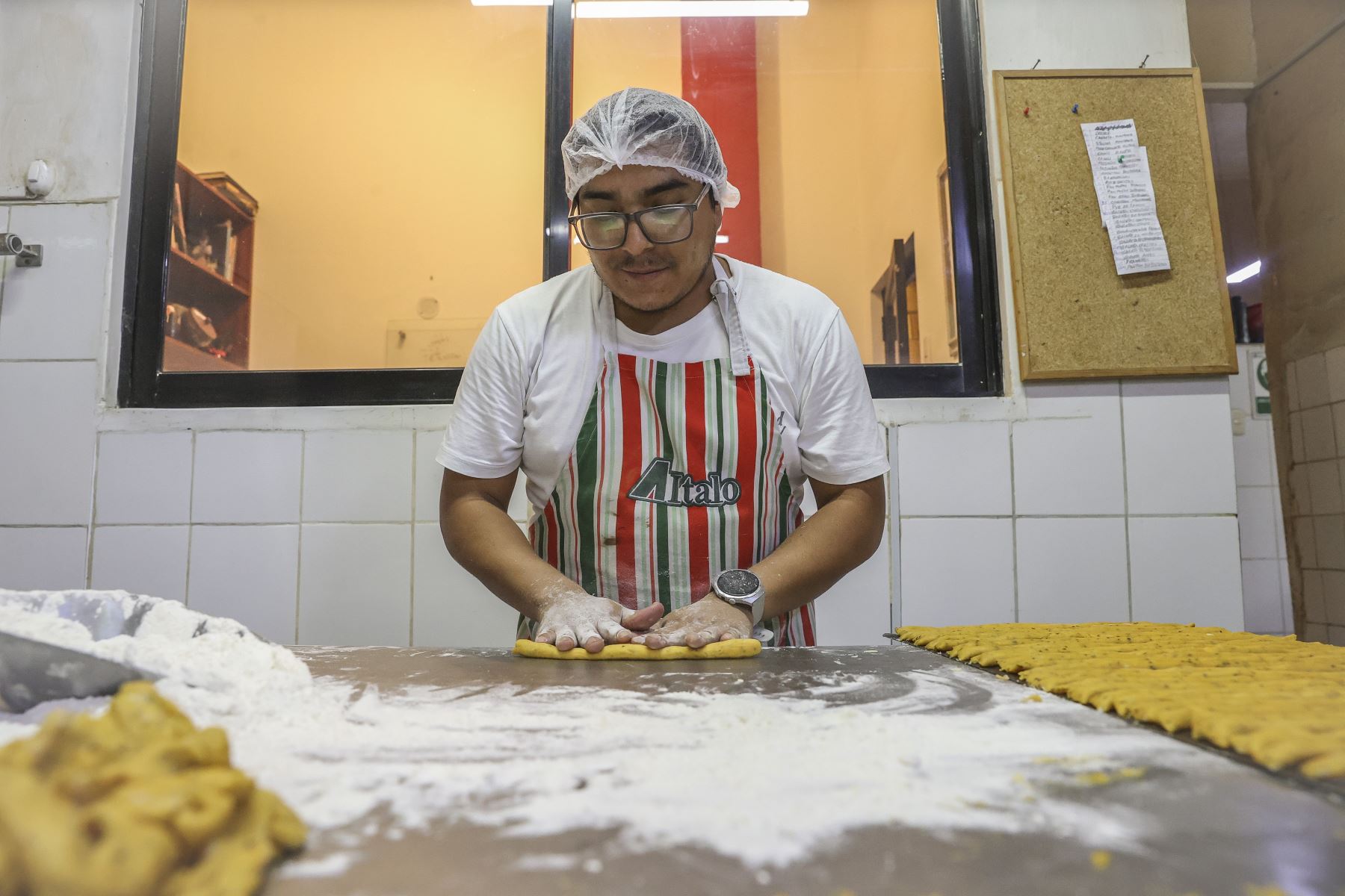 Con más de cinco décadas de historia, la pastelería Ítalo, ubicada en Magdalena del Mar, mantiene viva la tradición de elaborar turrones de Doña Pepa. Durante octubre, sus trabajadores se dedican a la preparación de este emblemático dulce, cuyos sabores y recetas continúan conquistando el paladar de los limeños. Foto: ANDINA/Andrés Valle