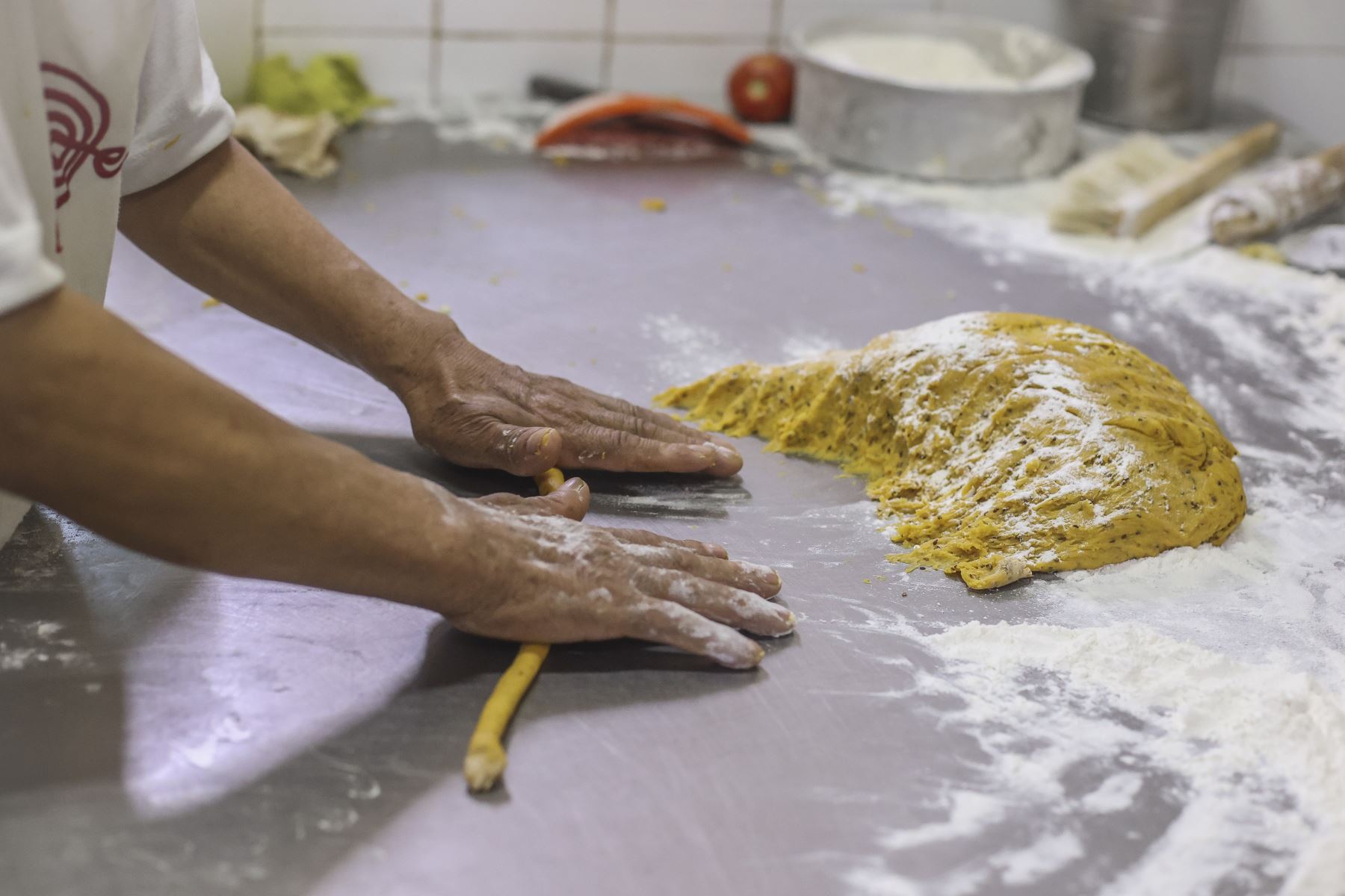 Con más de cinco décadas de historia, la pastelería Ítalo, ubicada en Magdalena del Mar, mantiene viva la tradición de elaborar turrones de Doña Pepa. Durante octubre, sus trabajadores se dedican a la preparación de este emblemático dulce, cuyos sabores y recetas continúan conquistando el paladar de los limeños. Foto: ANDINA/Andrés Valle