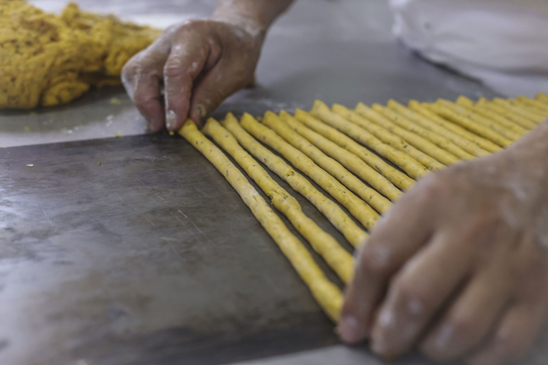 Con más de cinco décadas de historia, la pastelería Ítalo, ubicada en Magdalena del Mar, mantiene viva la tradición de elaborar turrones de Doña Pepa. Durante octubre, sus trabajadores se dedican a la preparación de este emblemático dulce, cuyos sabores y recetas continúan conquistando el paladar de los limeños. Foto: ANDINA/Andrés Valle