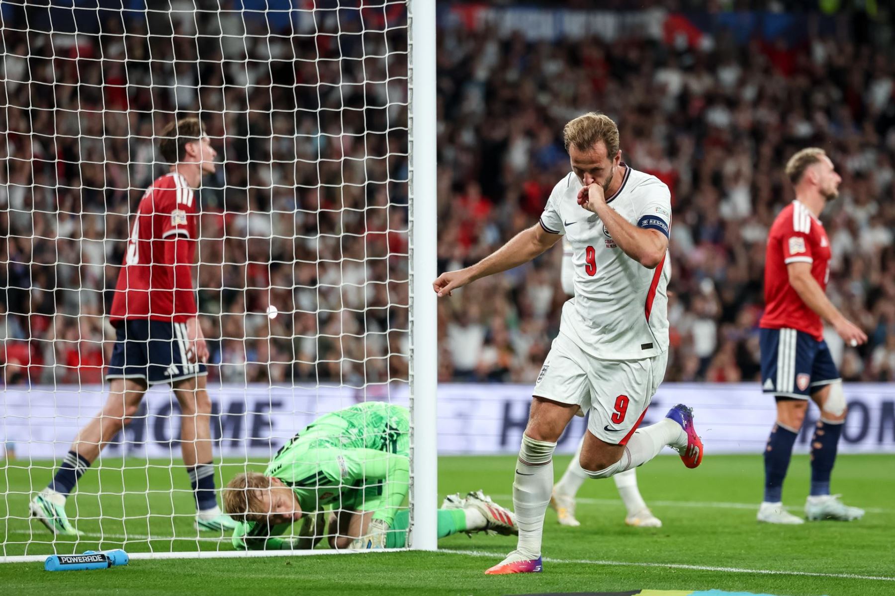 Harry Kane, de Inglaterra, celebra el gol que puso el 3-0 durante el partido de la Liga de Naciones de la UEFA entre Inglaterra y la República Checa, en Londres (Reino Unido).
 Foto: EFE