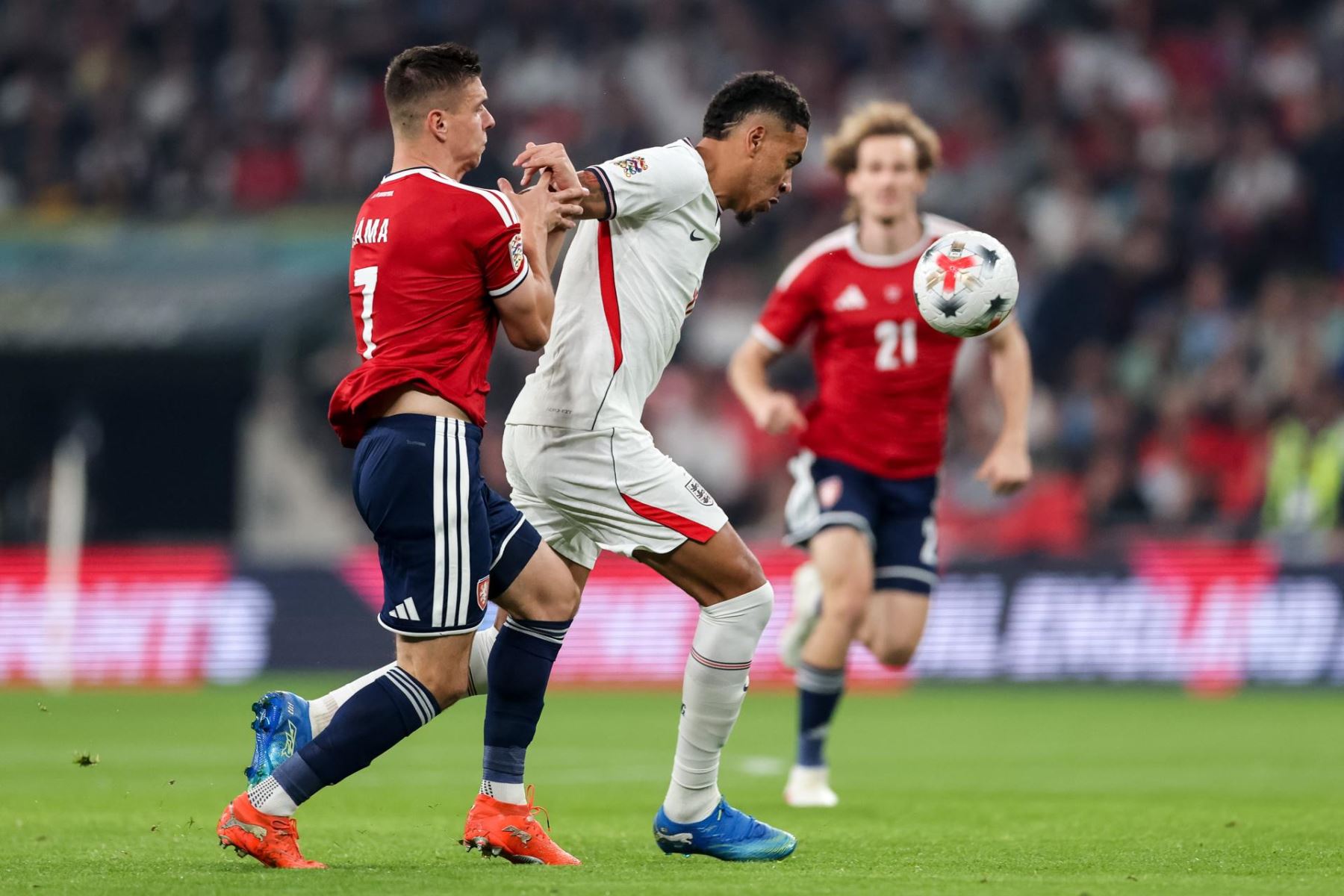Jiri Slama of Czechia (L) and Morgan Rogers of England (R) in action during the UEFA Nations League match England against Czechia, in London, Britan Foto: EFE