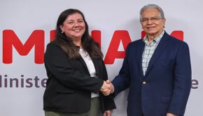 El ministro del Ambiente, Vladimiro Huaroc, sostuvo una reunión de trabajo con la directora ejecutiva de APCI, María Garagorri. Foto: Minam/Difusión