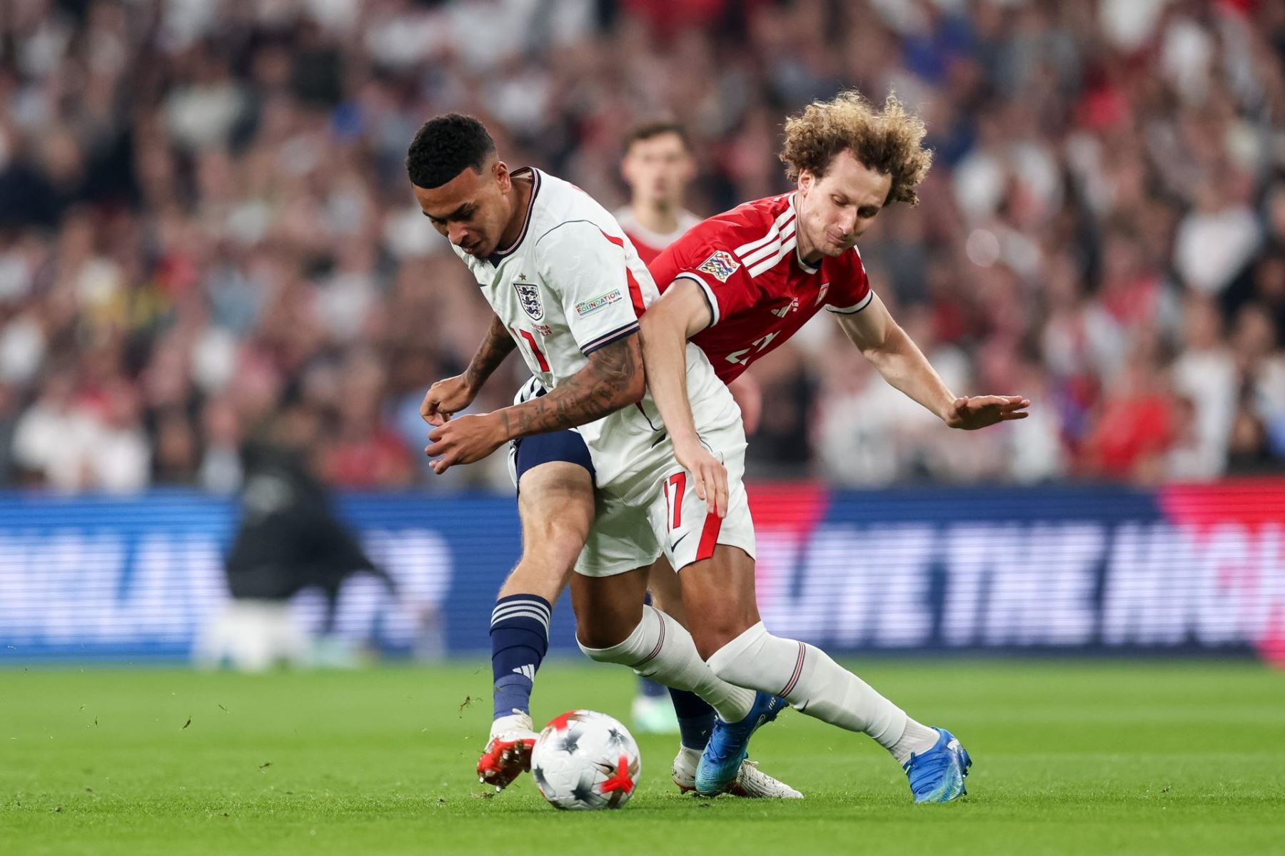 Alex Kral of Czechia (R) and Morgan Rogers of England (L) in action during the UEFA Nations League match England against Czechia, in London, Britan Foto: EFE