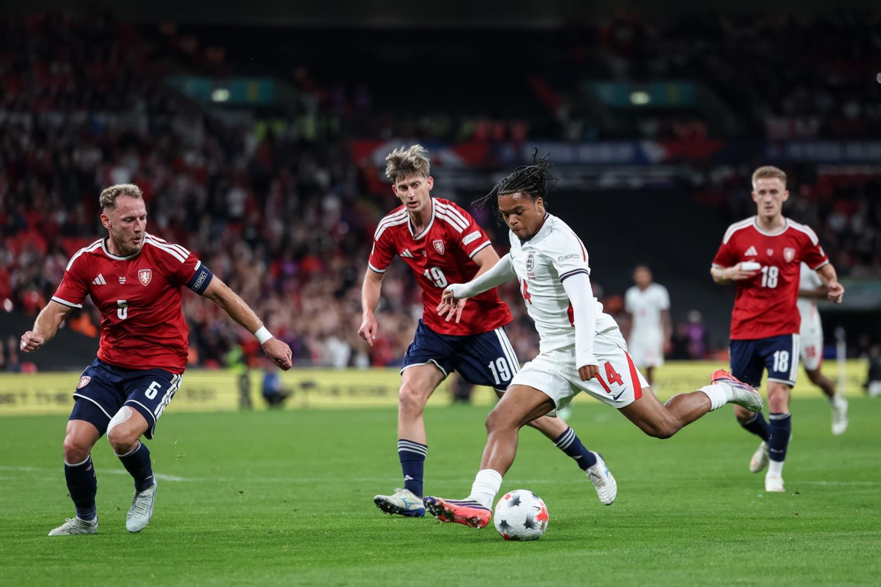 Roman Macek de la República Checa (2-I) en acción contra Rio Ngumoha de Inglaterra (2-D) durante el partido de la Liga de Naciones de la UEFA entre Inglaterra y la República Checa, en Londres, Gran Bretaña.
Foto: EFE