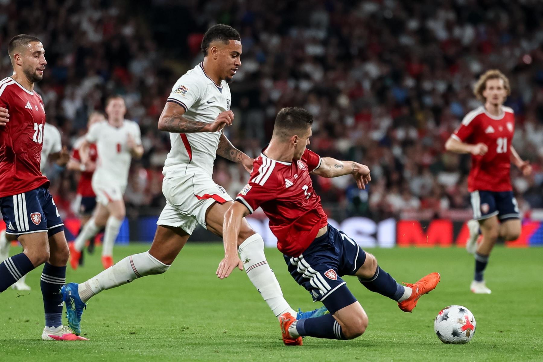 Jiri Slama of Czechia (R) in action against Morgan Rogers of England (C) during the UEFA Nations League match England against Czechia, in London, Britan Foto: EFE