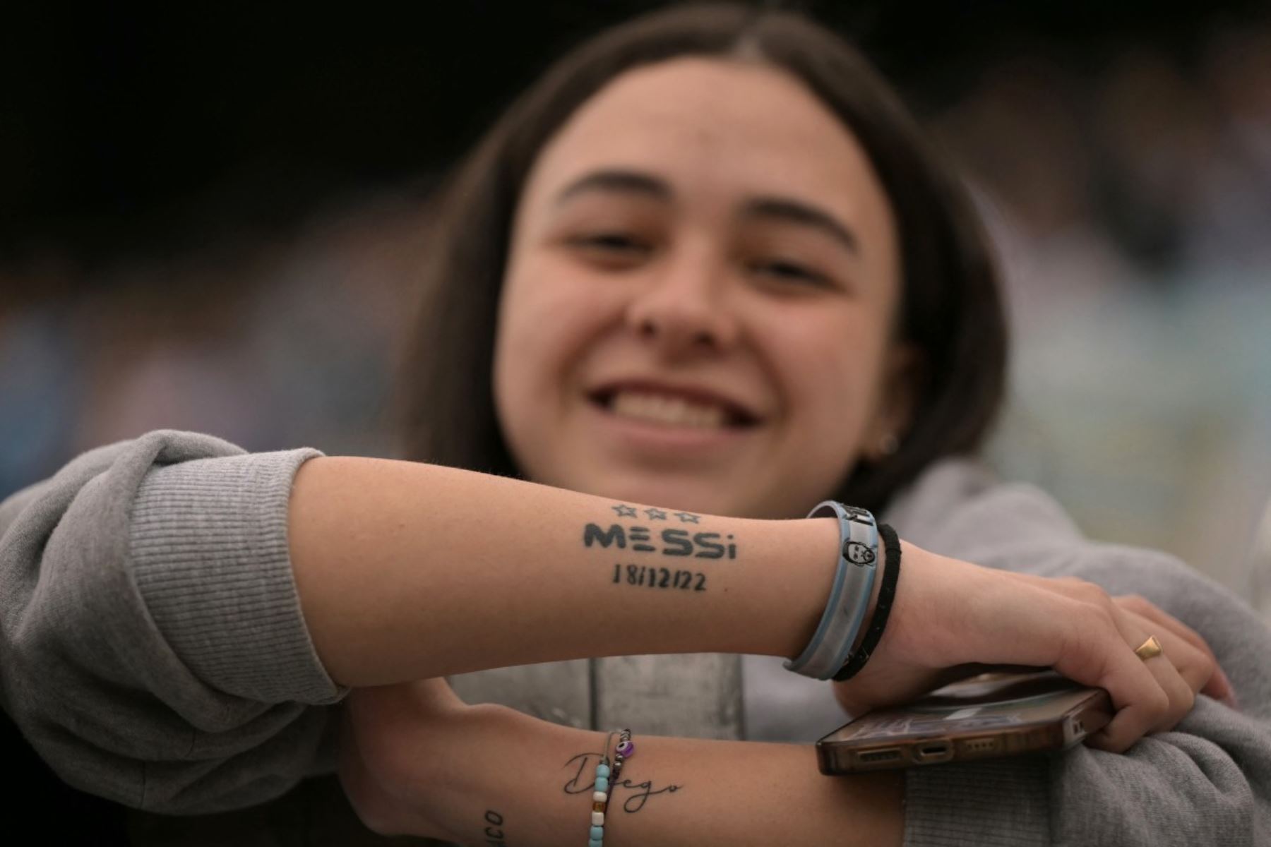 Un aficionado de Argentina muestra un tatuaje que conmemora a Lionel Messi y el triunfo de Argentina en la Copa Mundial de la FIFA 2022, antes del partido amistoso internacional de fútbol entre Argentina y Benín en el estadio Más Monumental de Buenos Aires, el 6 de octubre de 2026.
Los argentinos despedirán a Lionel Messi con un enorme homenaje con temática de "gracias" en Buenos Aires, donde el legendario capitán pondrá fin a su carrera internacional de más de dos décadas con un amistoso ante Benín.
Foto