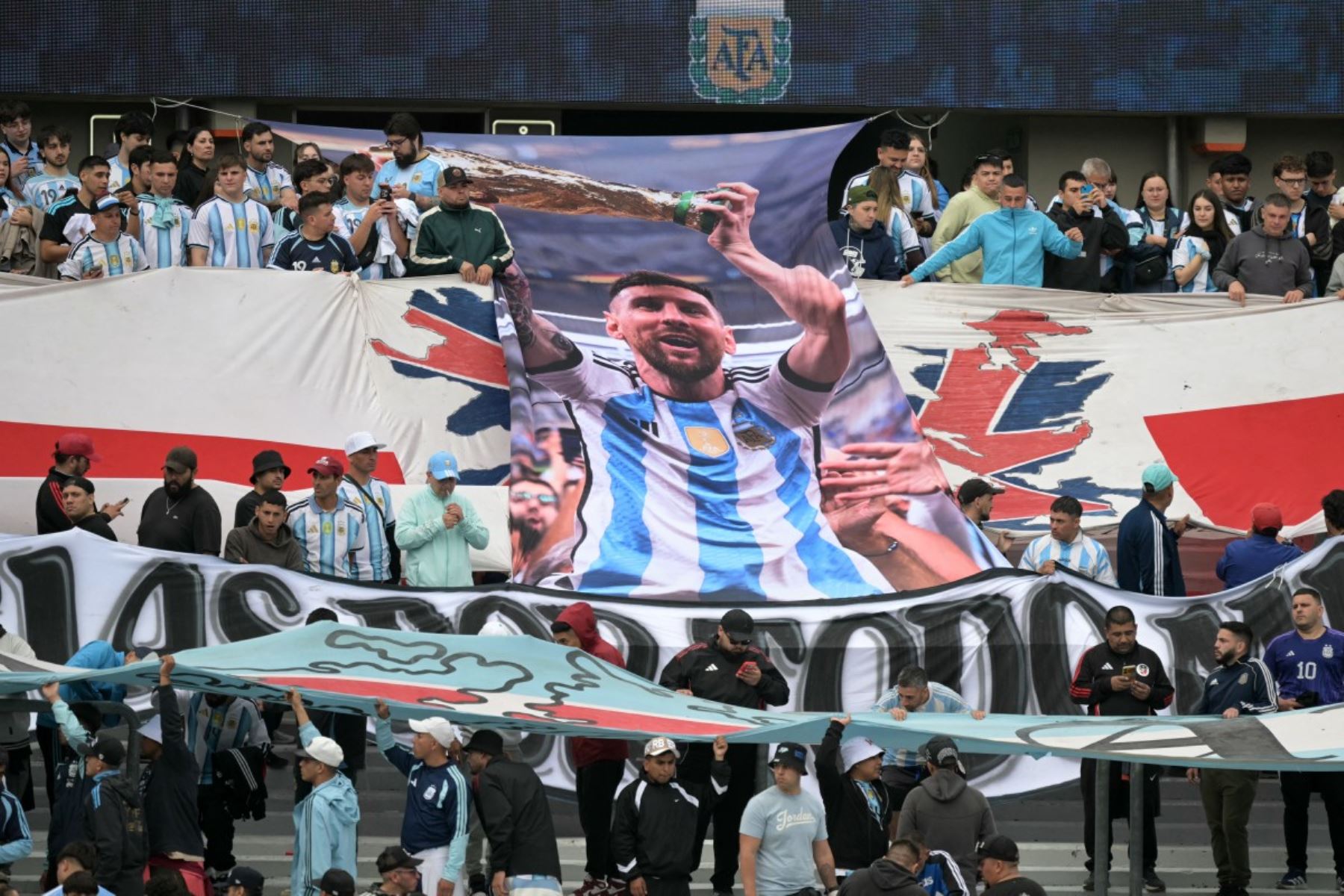 Aficionados de Argentina despliegan una bandera con una imagen de Lionel Messi levantando el trofeo de la Copa Mundial de la FIFA 2022 antes del partido amistoso internacional de fútbol entre Argentina y Benín en el estadio Más Monumental de Buenos Aires, el 6 de octubre de 2026.
Los argentinos se despedirán de Lionel Messi con una despedida temática de enorme "gracias" en Buenos Aires, donde el legendario capitán pondrá fin a su carrera internacional de más de dos décadas con un amistoso contra Benín. Foto: EFE