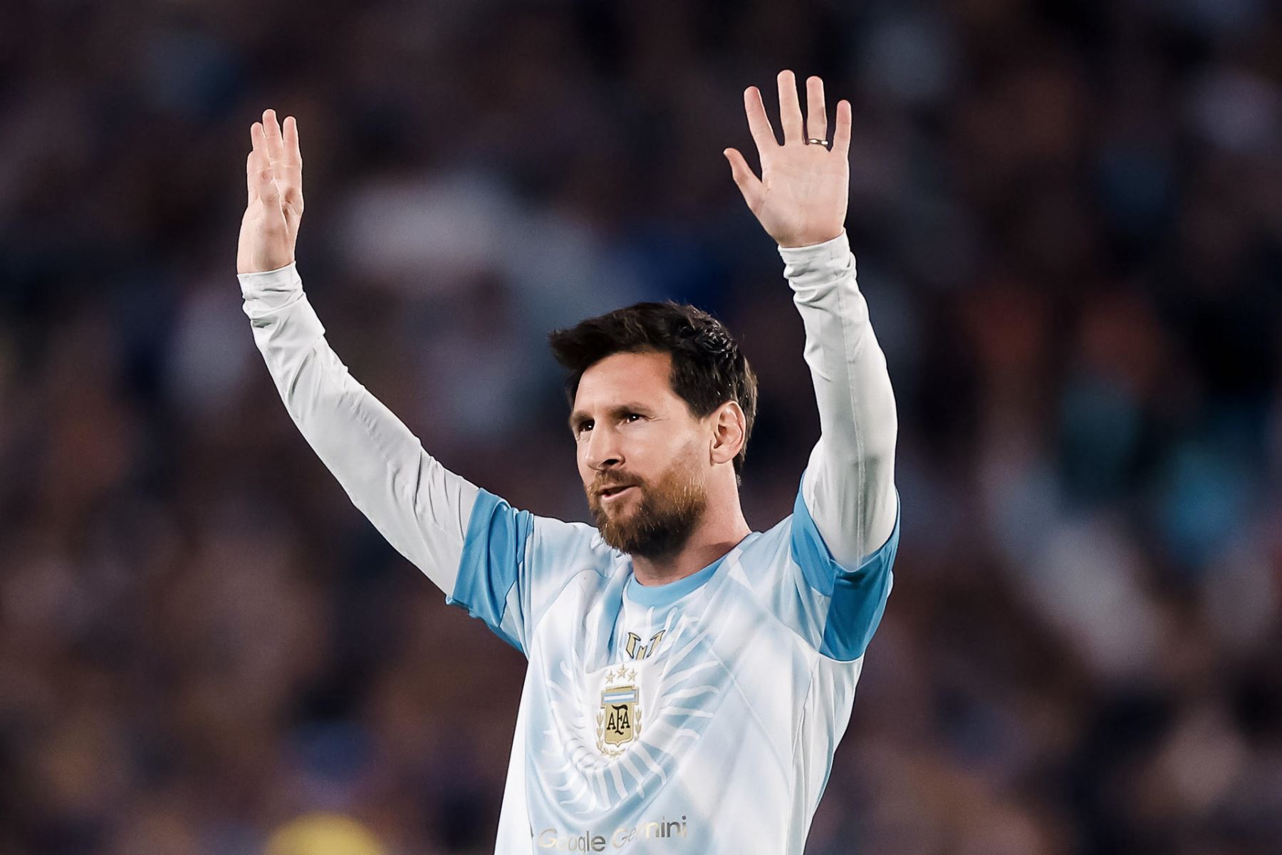 Lionel Messi de Argentina saluda este martes, previo a un partido amistoso internacional entre Argentina y Benín en el estadio Monumental, en Buenos Aires (Argentina). Parece la previa de una final de Mundial: bombos, banderas gigantes y miles de camisetas con el 10 en la espalda. Pero la marea albiceleste que llega este martes al Monumental lo hace con una profunda tristeza, para presenciar un partido que nunca quiso ver: la despedida de Messi. Foto: EFE