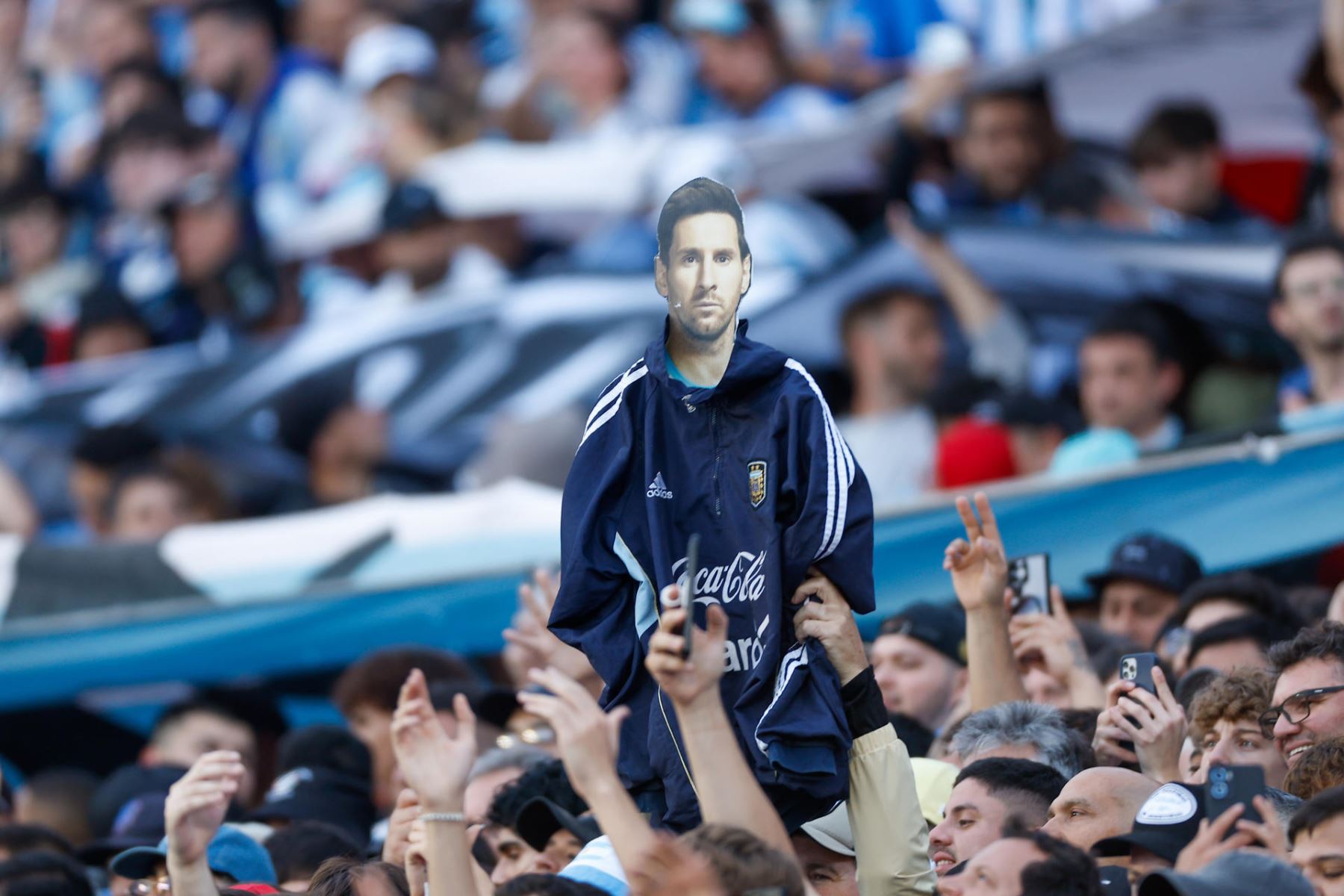 Aficionados de Argentina sostienen una imagen de Lionel Messi este martes, previo a un partido amistoso internacional entre Argentina y Benín en el estadio Monumental, en Buenos Aires (Argentina). Parece la previa de una final de Mundial: bombos, banderas gigantes y miles de camisetas con el 10 en la espalda. Pero la marea albiceleste que llega este martes al Monumental lo hace con una profunda tristeza, para presenciar un partido que nunca quiso ver: la despedida de Messi. Foto: EFE