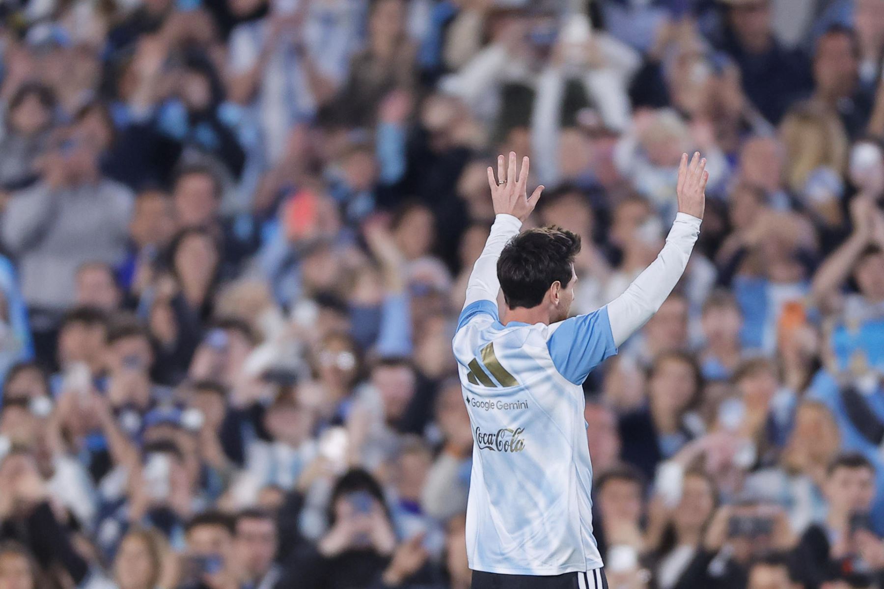 Lionel Messi de Argentina saluda este martes, previo a un partido amistoso internacional entre Argentina y Benín en el estadio Monumental, en Buenos Aires (Argentina). Parece la previa de una final de Mundial: bombos, banderas gigantes y miles de camisetas con el 10 en la espalda. Pero la marea albiceleste que llega este martes al Monumental lo hace con una profunda tristeza, para presenciar un partido que nunca quiso ver: la despedida de Messi. Foto: EFE