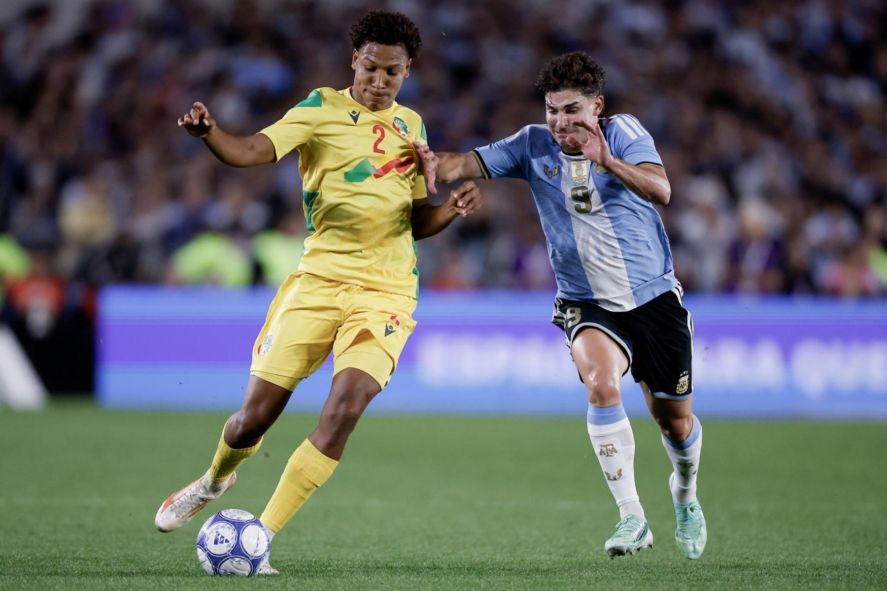 Julián Álvarez (d) de Argentina disputa el balón con Liam Omore este martes, en un partido amistoso internacional entre Argentina y Benín en el estadio Monumental, en Buenos Aires (Argentina). Foto: EFE