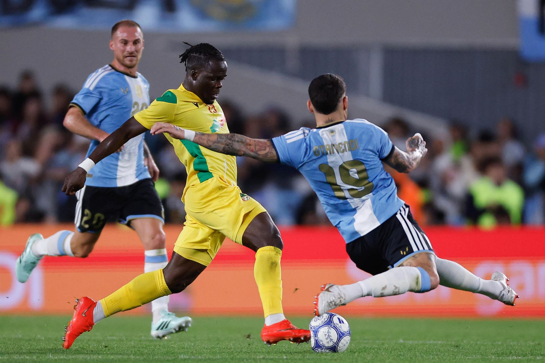 Nicolás Otamendi (d) de Argentina disputa el balón conImourane Hassane este martes, en un partido amistoso internacional entre Argentina y Benín en el estadio Monumental, en Buenos Aires (Argentina) Foto: EFE