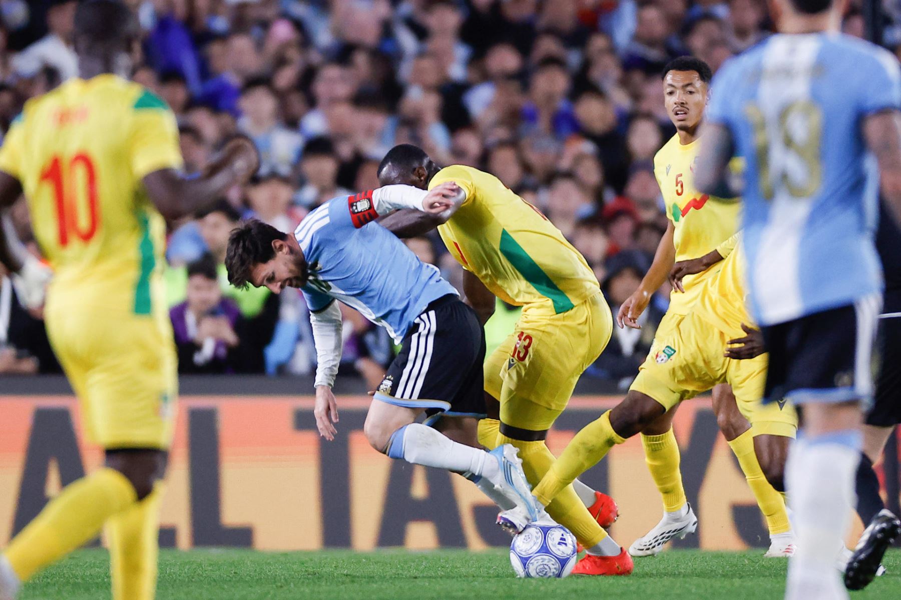 Lionel Messi (c-i) de Argentina disputa el balón con Mohamed Tijani (c-d) este martes, en un partido amistoso internacional entre Argentina y Benín en el estadio Monumental, en Buenos Aires (Argentina). Foto: EFE