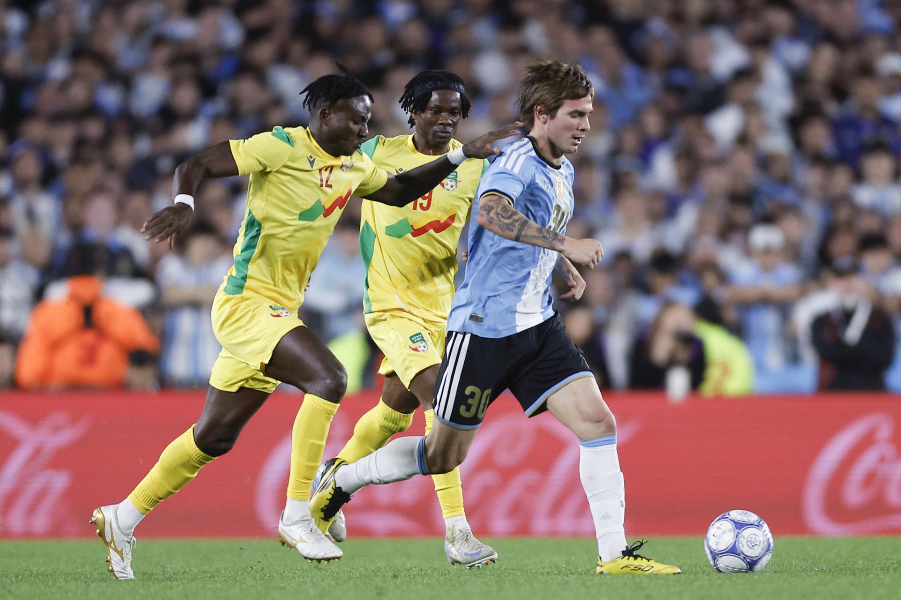 Franco Mastantuono (d) de Argentina disputa el balón con Charlemagne Azongnitode de Benín este martes, en un partido Amistoso Internacional entre Argentina y Benín en el estadio Monumental, en Buenos Aires (Argentina).  Foto: EFE