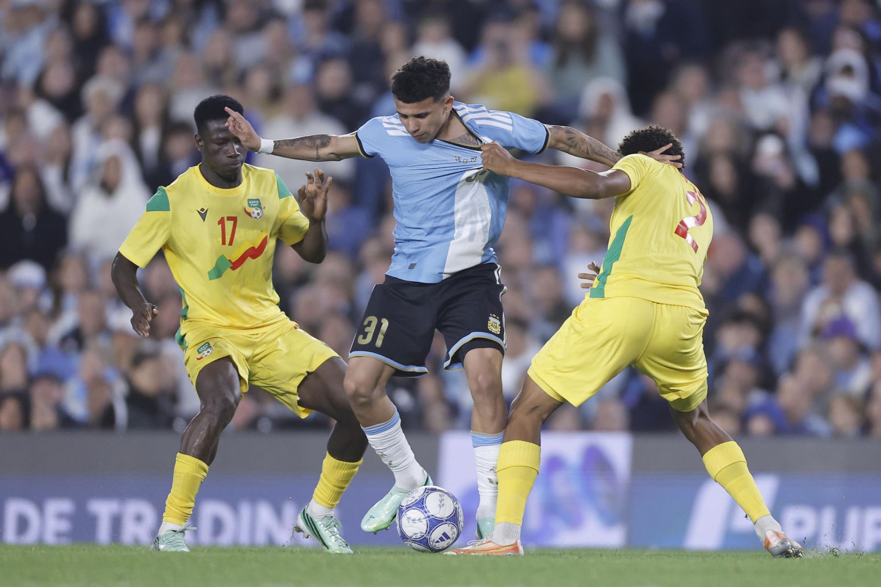 Leonel Flores (c) de Argentina disputa el balón con Liam Omore (d) de Benín este martes, en un partido Amistoso Internacional entre Argentina y Benín en el estadio Monumental, en Buenos Aires (Argentina). Foto: EFE