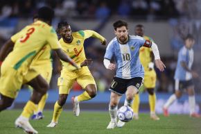 Lionel Messi controla el balón en su último partido con la Albiceleste. Foto: EFE
