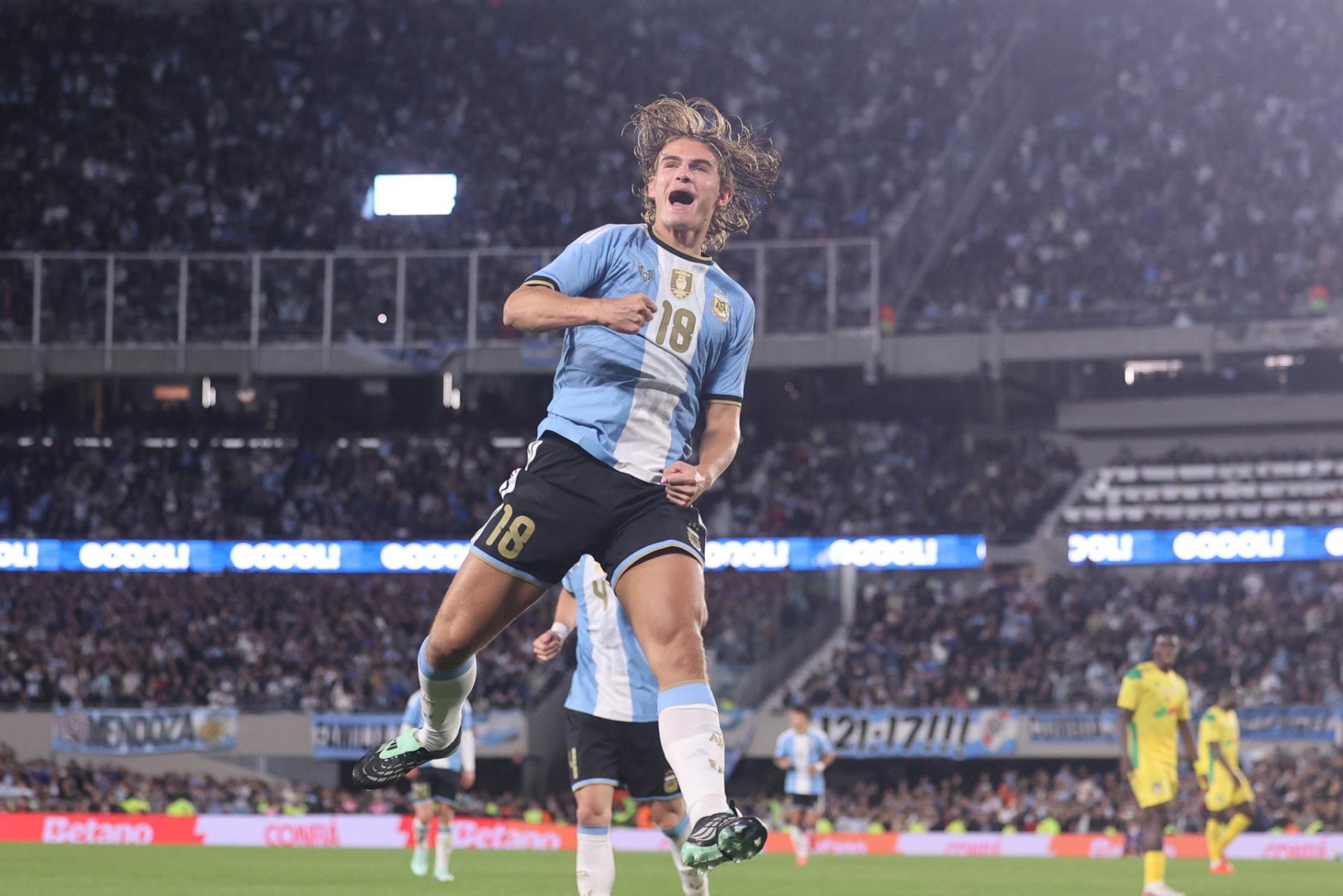 Nicolás Paz de Argentina celebra su gol este martes, en un partido Amistoso Internacional entre Argentina y Benín en el estadio Monumental, en Buenos Aires (Argentina) Foto: EFE