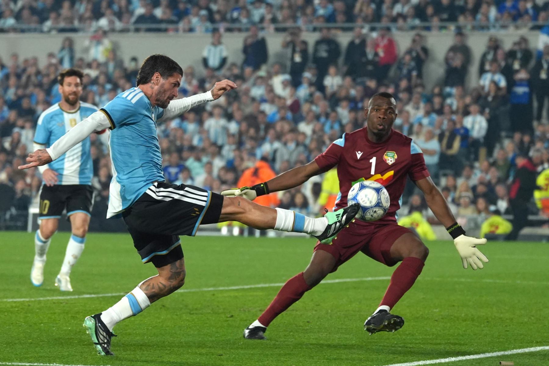 Rodrigo De Paul (i) de Argentina disputa el balón con Marcel Dandjinou de Benín este martes, en un partido Amistoso Internacional entre Argentina y Benín en el estadio Monumental, en Buenos Aires (Argentina). Foto: EFE
