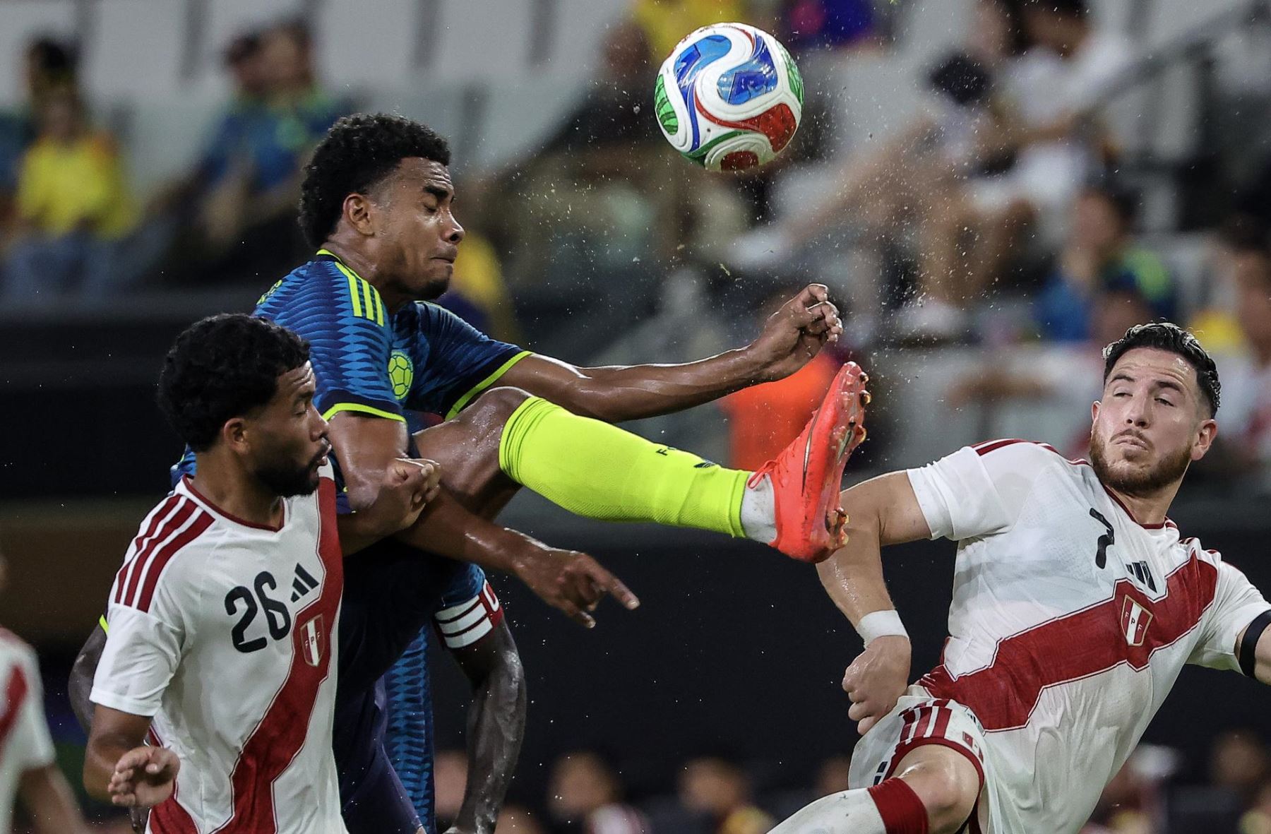 El centrocampista colombiano Jhon Solís (2.º desde la izquierda), en acción frente al centrocampista peruano Piero Magallanes (izquierda) y el delantero peruano Adrián Ugarriza (derecha), durante el partido amistoso internacional de fútbol entre Colombia y Perú en el estadio Nu de Miami.
Foto: EFE