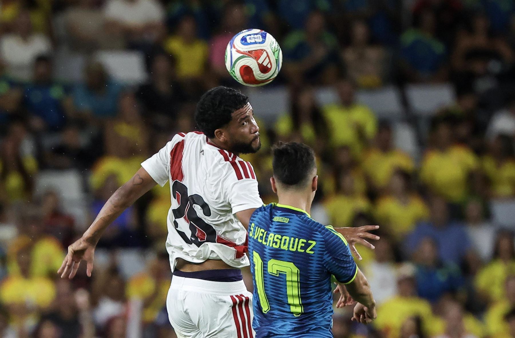 El centrocampista peruano Piero Magallanes (izq.) en acción frente al centrocampista colombiano Samuel Velásquez (der.) durante el partido amistoso internacional de fútbol entre Colombia y Perú en el estadio Nu de Miami, Florida.
 Foto: EFE