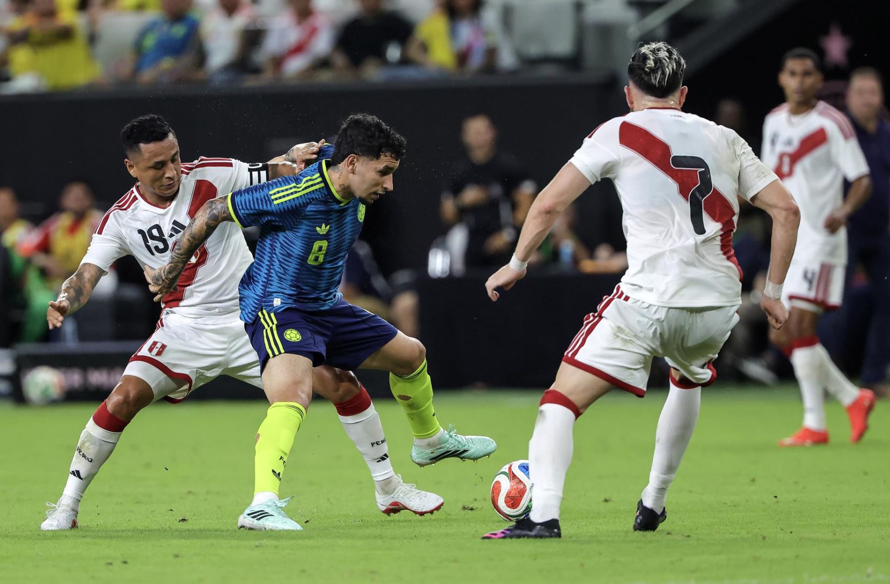 El centrocampista colombiano Gustavo Puerta (C) en acción contra el centrocampista peruano Yoshimar Yotún (I) y el delantero peruano Adrián Ugarriza (D) durante el partido amistoso internacional de fútbol entre Colombia y Perú en el Nu Stadium de Miami.
 Florida Foto: EFE