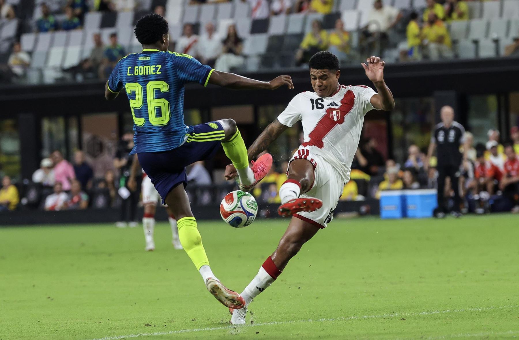 El delantero colombiano Carlos Andrés Gómez (izq.) en acción ante el centrocampista peruano Wilder Cartagena (der.) durante el partido amistoso internacional de fútbol entre Colombia y Perú en el estadio Nu de Miami, Florida.
 Foto: EFE