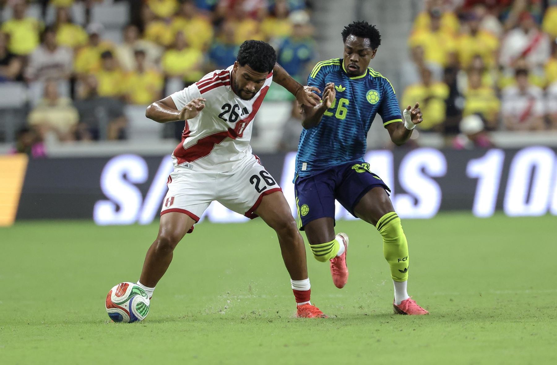 El centrocampista peruano Piero Magallanes (izq.) en acción ante el delantero colombiano Carlos Andrés Gómez (der.) durante el partido amistoso internacional de fútbol entre Colombia y Perú en el estadio Nu de Miami, Florida.
Foto: EFE