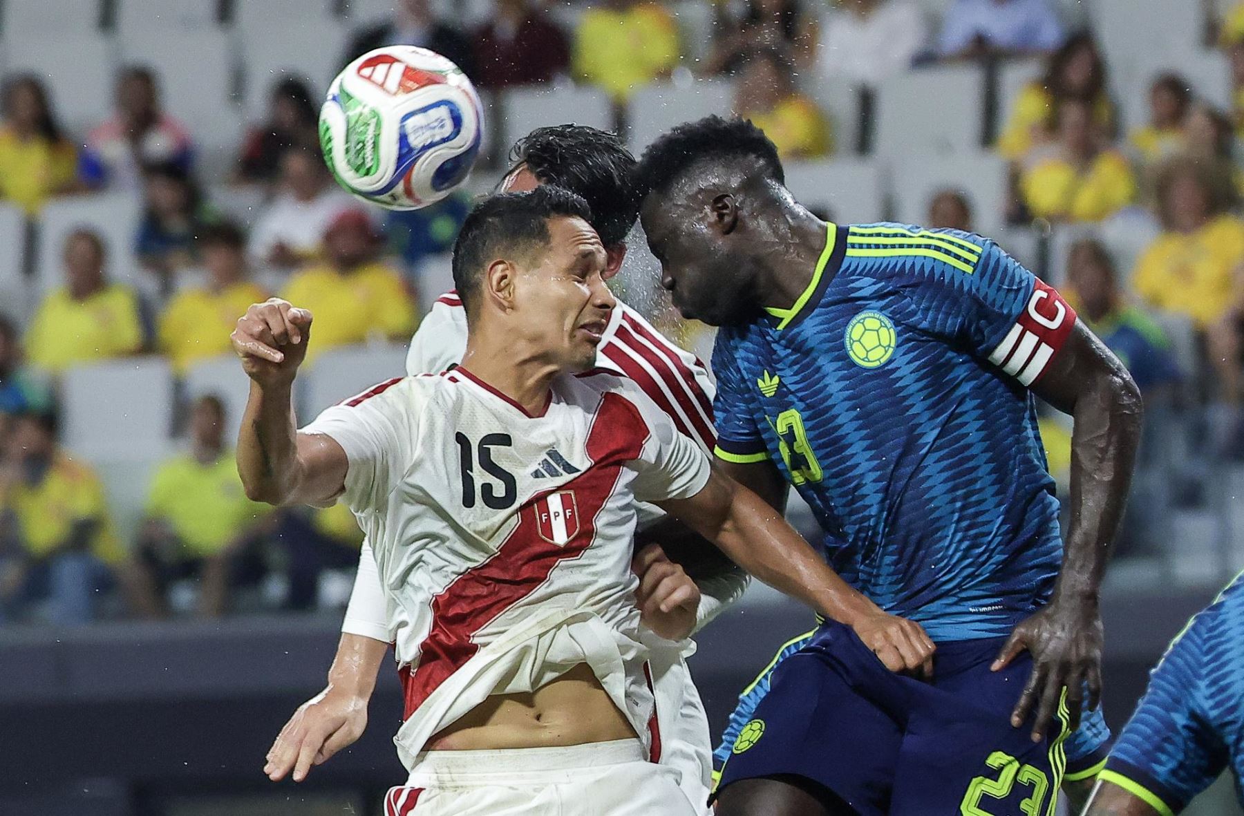 El defensa peruano Renzo Garcés (izq.) en acción ante el defensa colombiano Dávinson Sánchez (der.) durante el partido amistoso internacional de fútbol entre Colombia y Perú en el estadio Nu de Miami, Florida. Foto: EFE