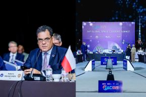 La participación peruana en el IAC 2026 también coloca en agenda la necesidad de desarrollar mecanismos internacionales que permitan gestionar de manera coordinada los desafíos derivados del crecimiento de las actividades espaciales y del número de objetos que operan alrededor de la Tierra.