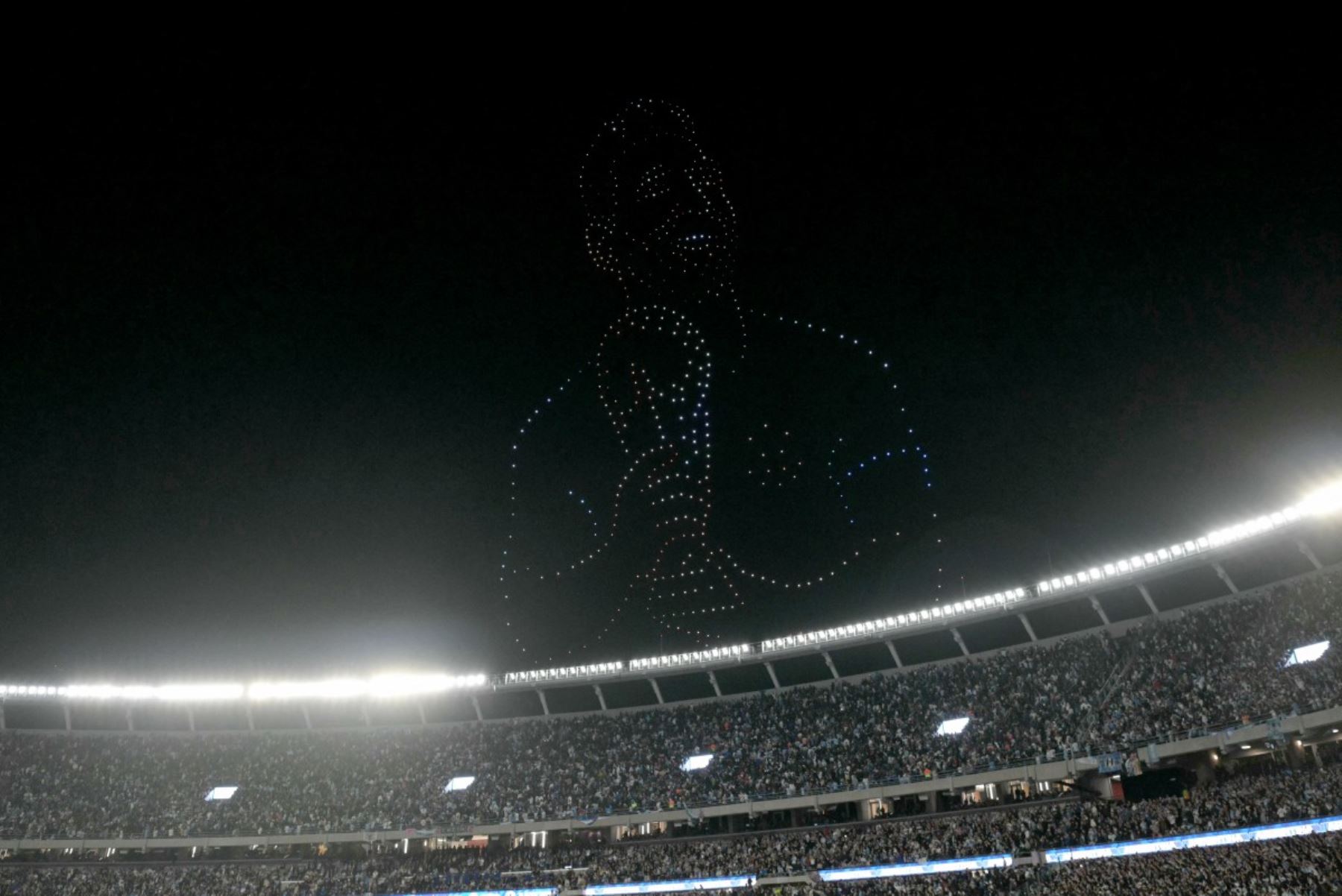 Un espectáculo de luces con drones que retrata al delantero argentino número 10, Lionel Messi, sobre el estadio Mas Monumental, se observa al final del partido amistoso internacional de fútbol entre Argentina y Benín, disputado en Buenos Aires Foto: AFP