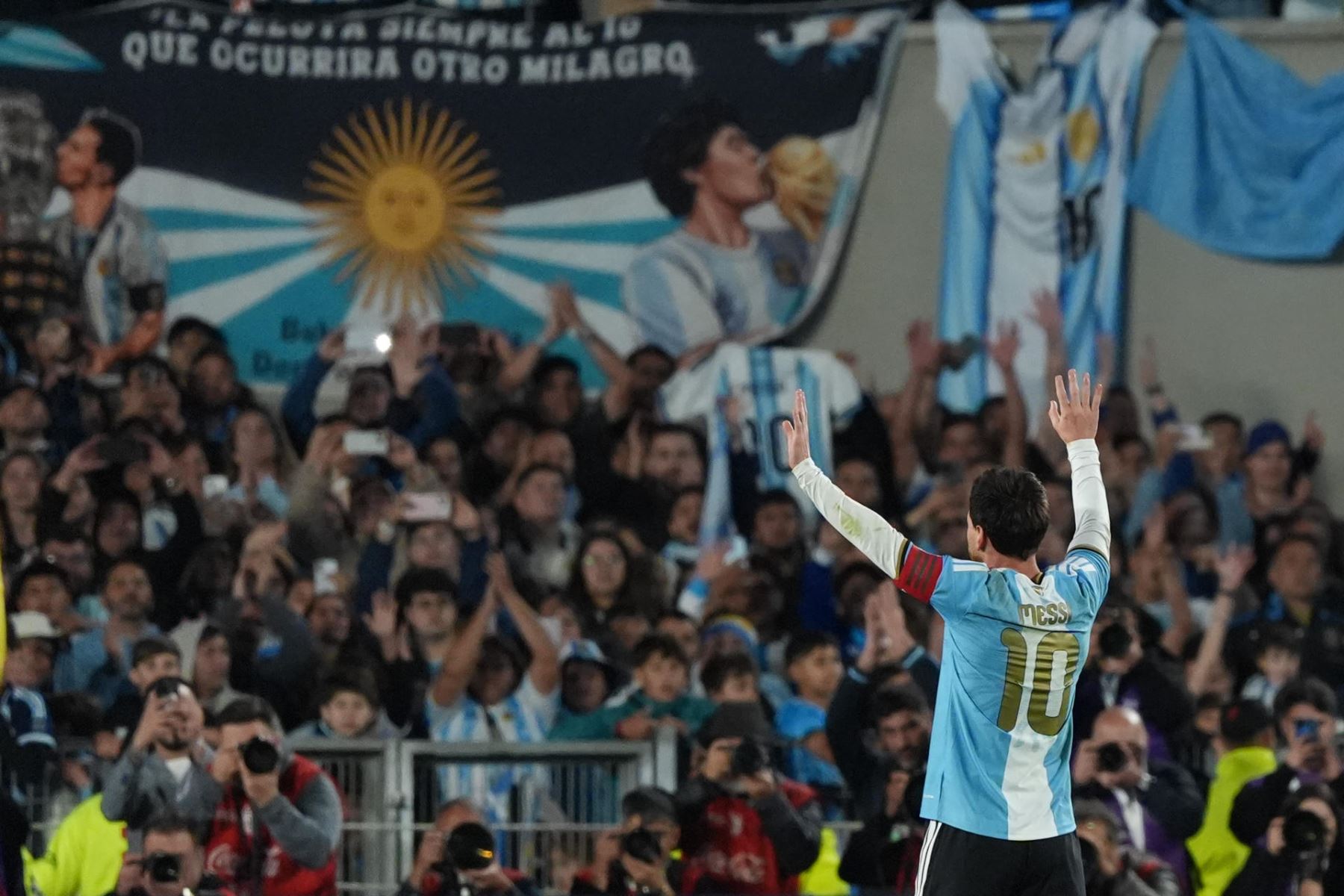 Lionel Messi de Argentina saluda este martes, al finalizar un partido amistoso entre Argentina y Benín en el estadio Monumental, en Buenos Aires (Argentina). Messi afirmó que "fue un orgullo muy grande defender esta camiseta" y que "jugar en la selección argentina es lo más lindo que te puede pasar" en su último partido con la Albiceleste Foto: EFE