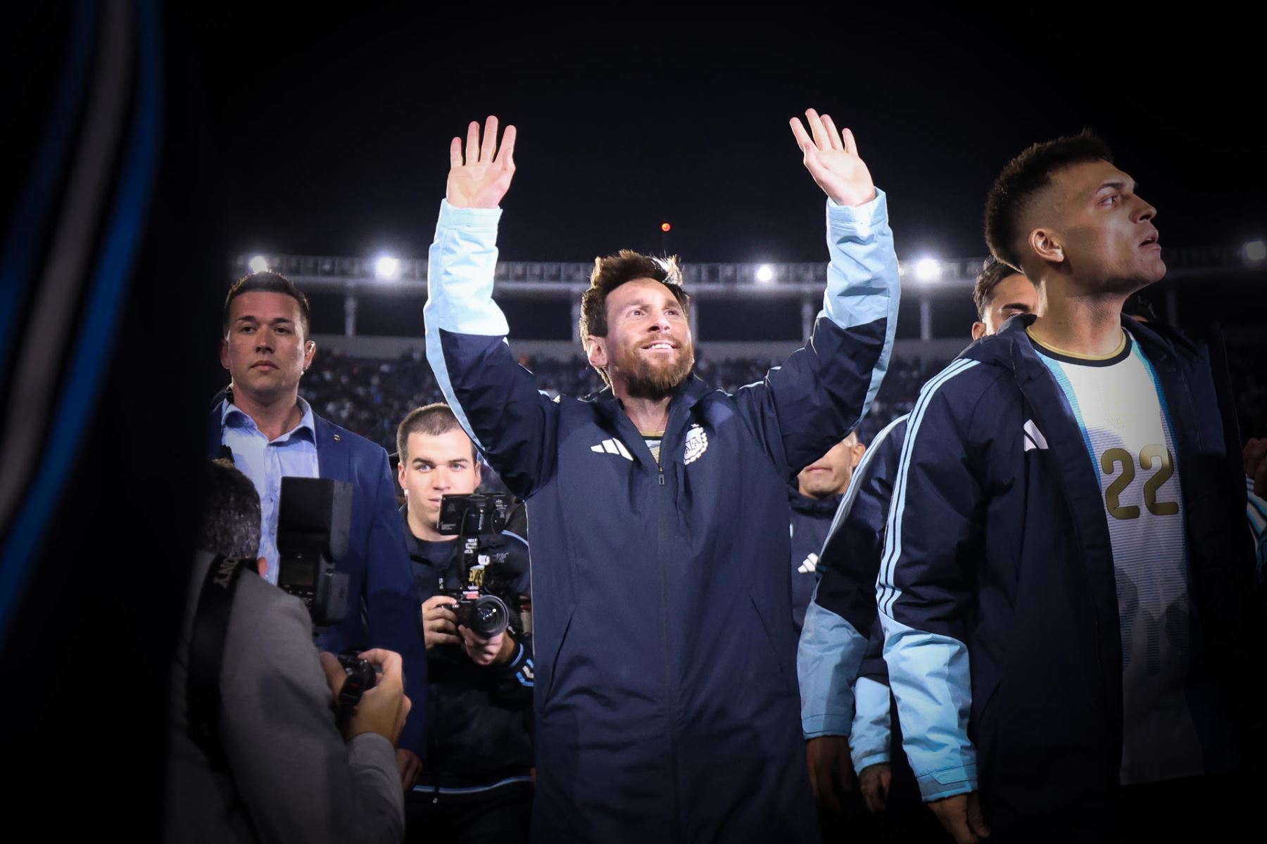 Lionel Messi de Argentina se despide de aficionados este martes, al final de un partido Amistoso Internacional ante Benín en el estadio Monumental, en Buenos Aires (Argentina). Foto: EFE