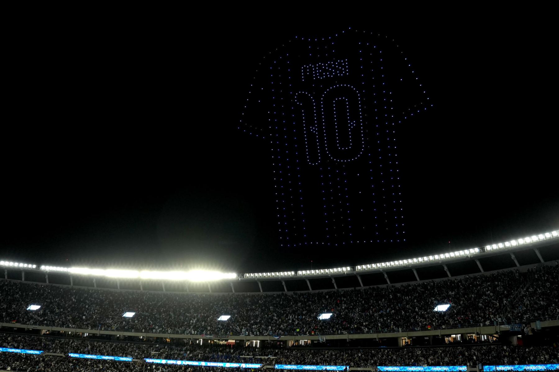Fotografía que muestra un show de drones formando una imagen de la camiseta de Lionel Messi durante su despedida de la selección albiceleste este martes, al final de un partido amistoso ante Benín en el estadio Monumental, en Buenos Aires Foto: EFE