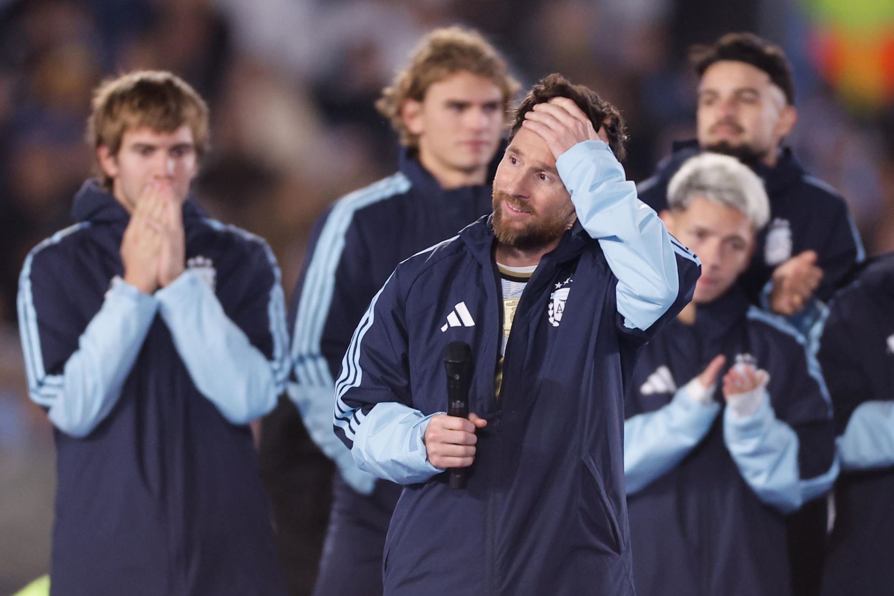 Lionel Messi de Argentina reacciona durante su despedida ante los aficionados este martes, al final de un partido Amistoso Internacional ante Benín en el estadio Monumental, en Buenos Aires Foto: EFE