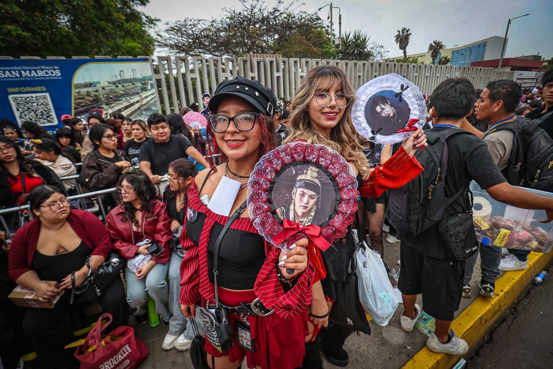 Fans de BTS, procedentes de distintos puntos de Lima y otras regiones del Perú, se congregan en los alrededores del Estadio San Marcos para asistir al primer concierto de la agrupación surcoreana en Lima. A ellos se suman seguidores llegados de países como Bolivia, México y Panamá, en el marco de la gira mundial BTS World Tour “Arirang”. Foto: ANDINA/ Juan Carlos Guzmán