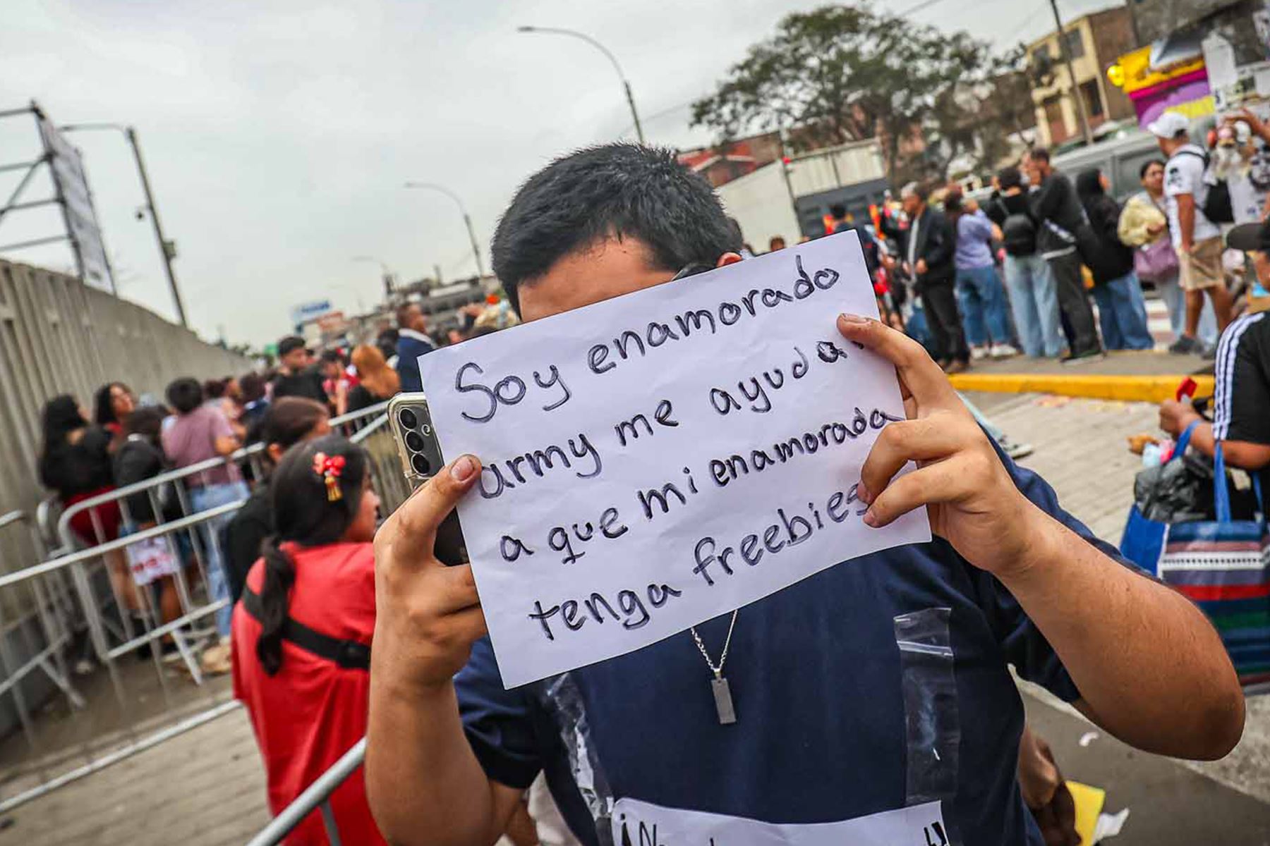 Fans de BTS, procedentes de distintos puntos de Lima y otras regiones del Perú, se congregan en los alrededores del Estadio San Marcos para asistir al primer concierto de la agrupación surcoreana en Lima. A ellos se suman seguidores llegados de países como Bolivia, México y Panamá, en el marco de la gira mundial BTS World Tour “Arirang”. Foto: ANDINA/ Juan Carlos Guzmán