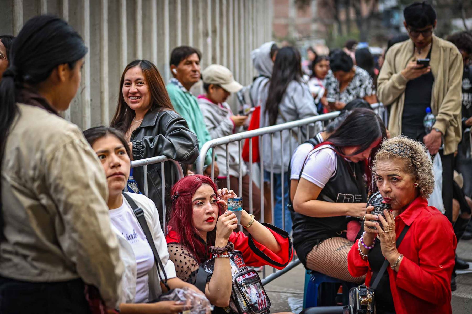 La expectativa por BTS se apodera de Lima. Fans provenientes de diferentes regiones del Perú se congregan en el Estadio San Marcos para asistir a los conciertos de la agrupación surcoreana, que se presenta en la capital los días 7, 9 y 10 de octubre de 2026. La convocatoria también atrae a seguidores de otros países. Foto: ANDINA/ Juan Carlos Guzmán