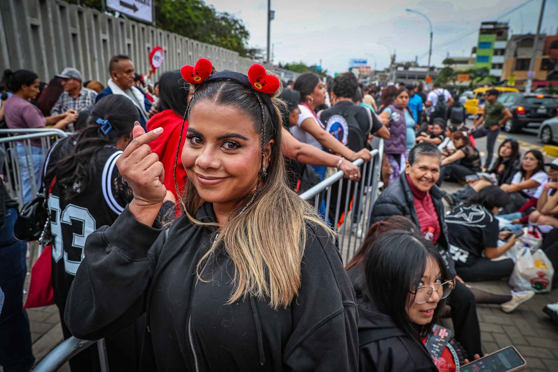 La expectativa por BTS se apodera de Lima. Fans provenientes de diferentes regiones del Perú se congregan en el Estadio San Marcos para asistir a los conciertos de la agrupación surcoreana, que se presenta en la capital los días 7, 9 y 10 de octubre de 2026. La convocatoria también atrae a seguidores de otros países. Foto: ANDINA/ Juan Carlos Guzmán