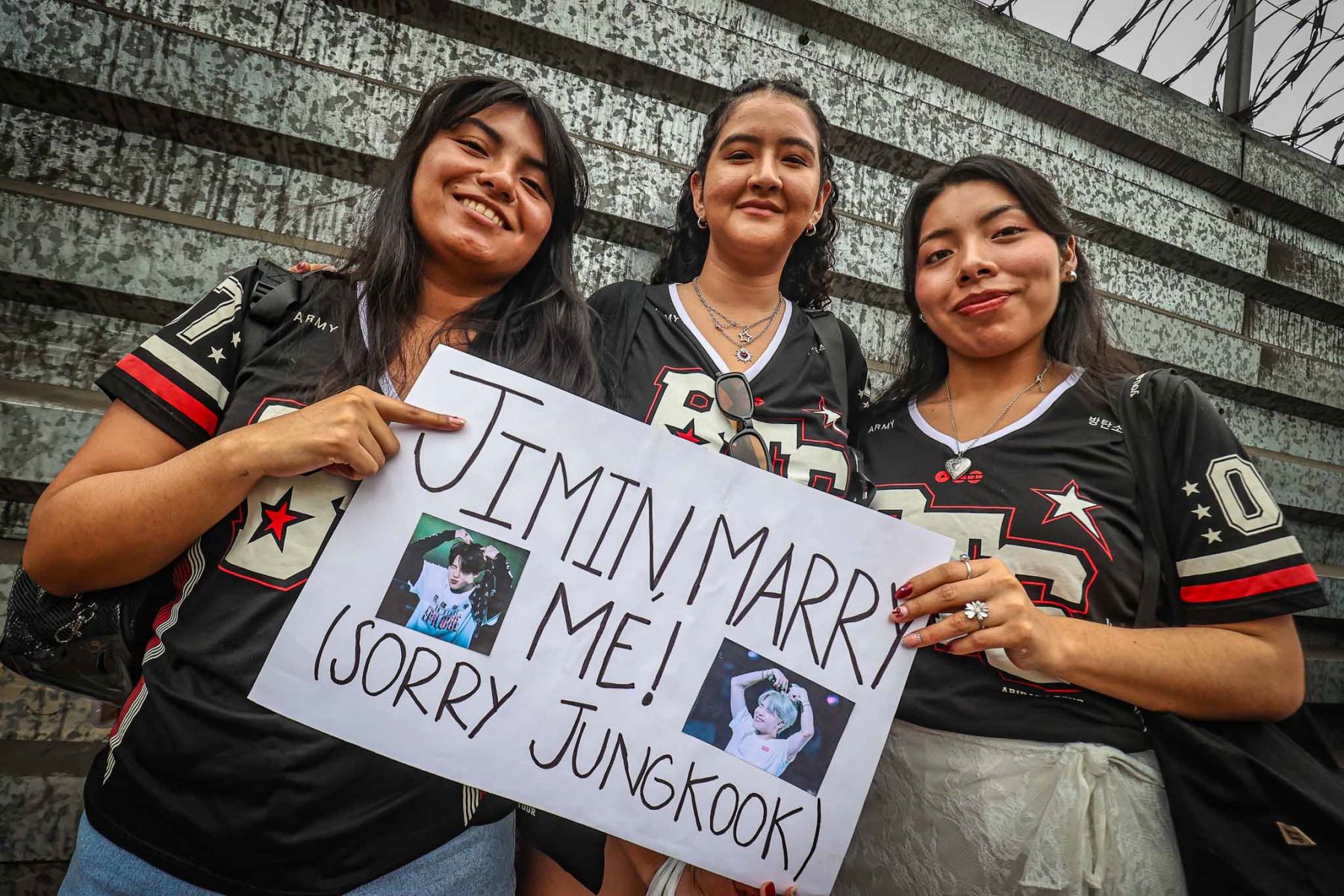 Seguidores de BTS llegan desde diferentes regiones del Perú para vivir el primer concierto de la agrupación surcoreana en Lima. La movilización también incluye a ARMY procedentes de Bolivia, México y Panamá, quienes viajaron hasta la capital peruana para participar de los espectáculos programados en el Estadio San Marcos. Foto: ANDINA/ Juan Carlos Guzmán