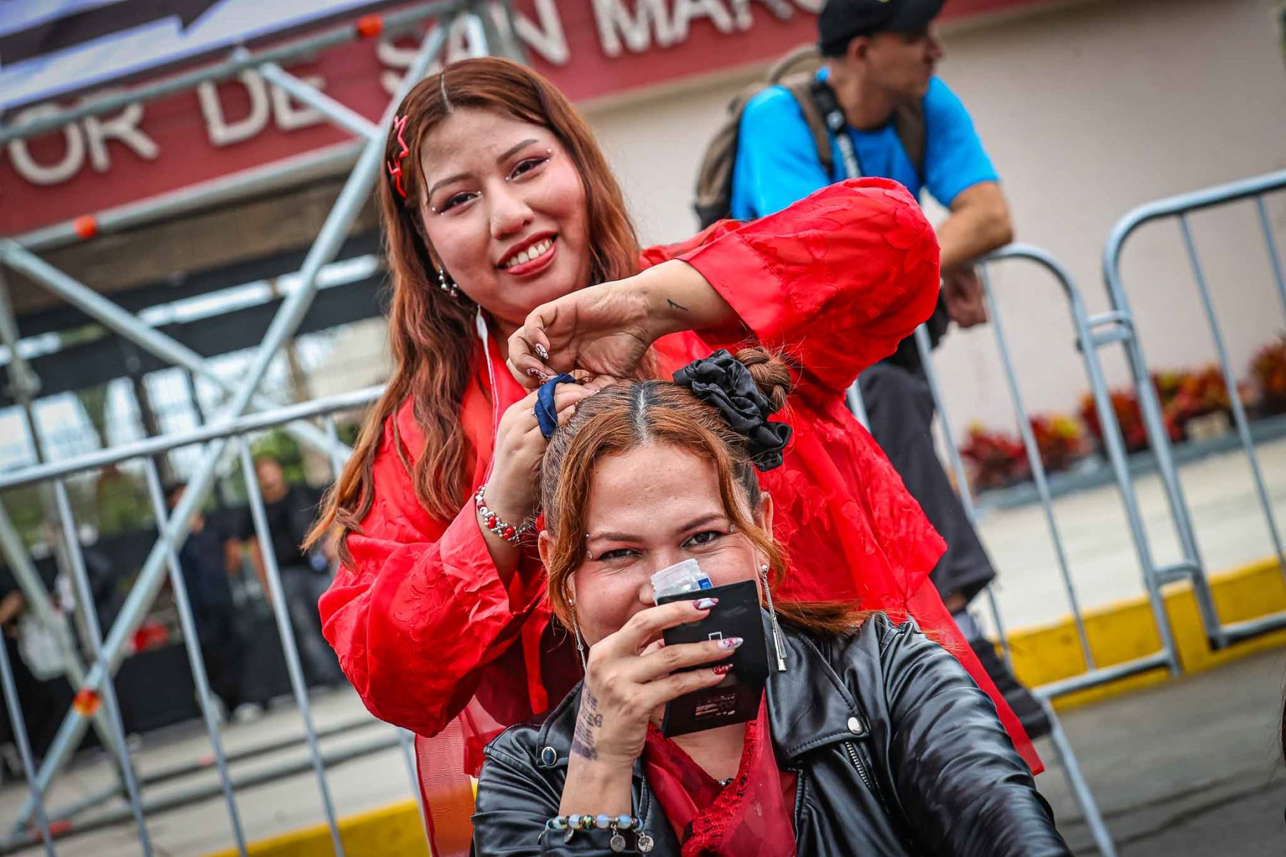 Seguidores de BTS llegan desde diferentes regiones del Perú para vivir el primer concierto de la agrupación surcoreana en Lima. La movilización también incluye a ARMY procedentes de Bolivia, México y Panamá, quienes viajaron hasta la capital peruana para participar de los espectáculos programados en el Estadio San Marcos. Foto: ANDINA/ Juan Carlos Guzmán